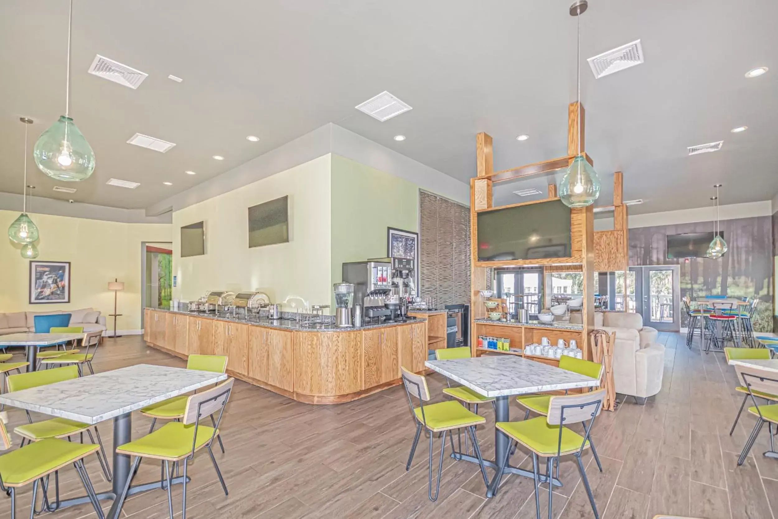 Seating area, Restaurant/Places to Eat in Seven Hills Suites Tallahassee