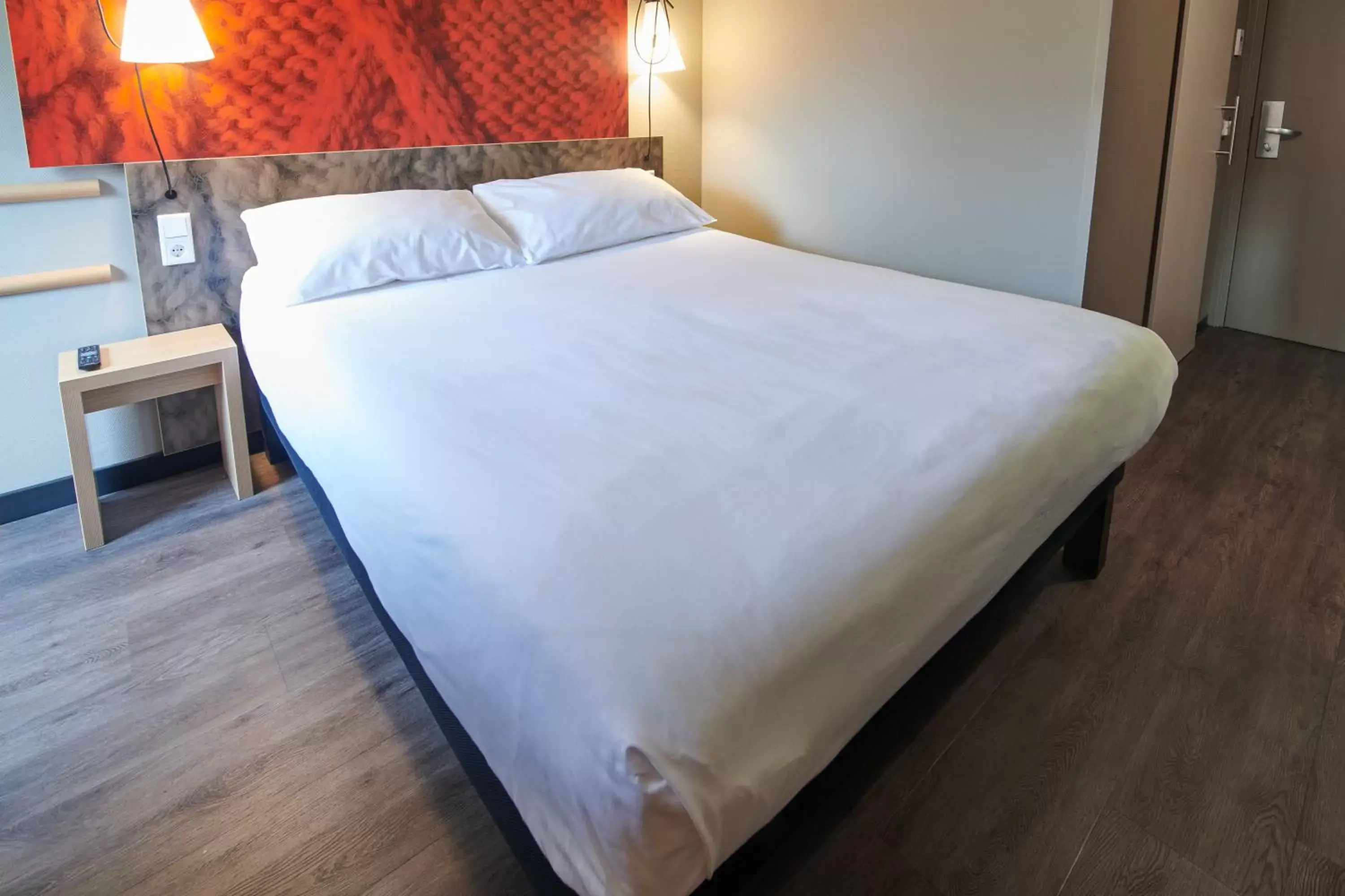 Photo of the whole room, Bed in ibis Tilburg