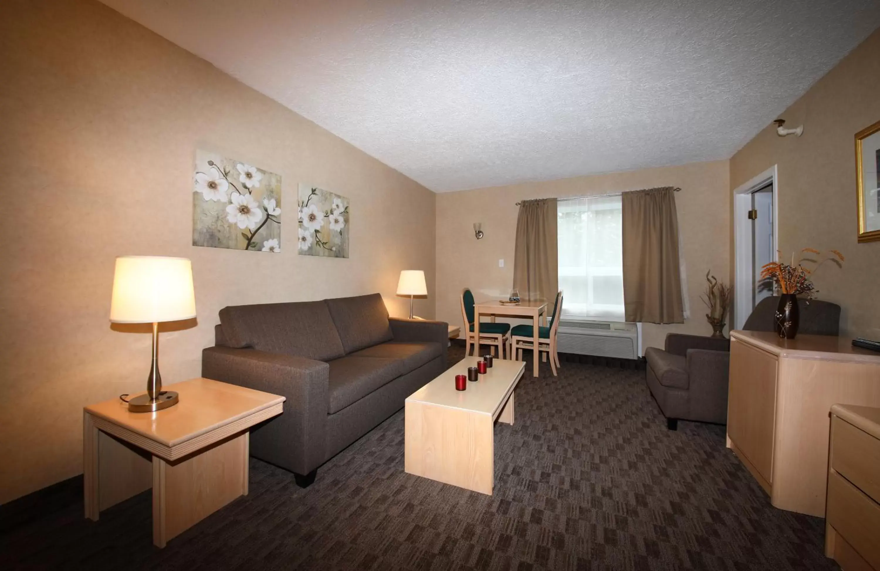 Living room, Seating Area in Mount Peyton Resort & Conference Centre