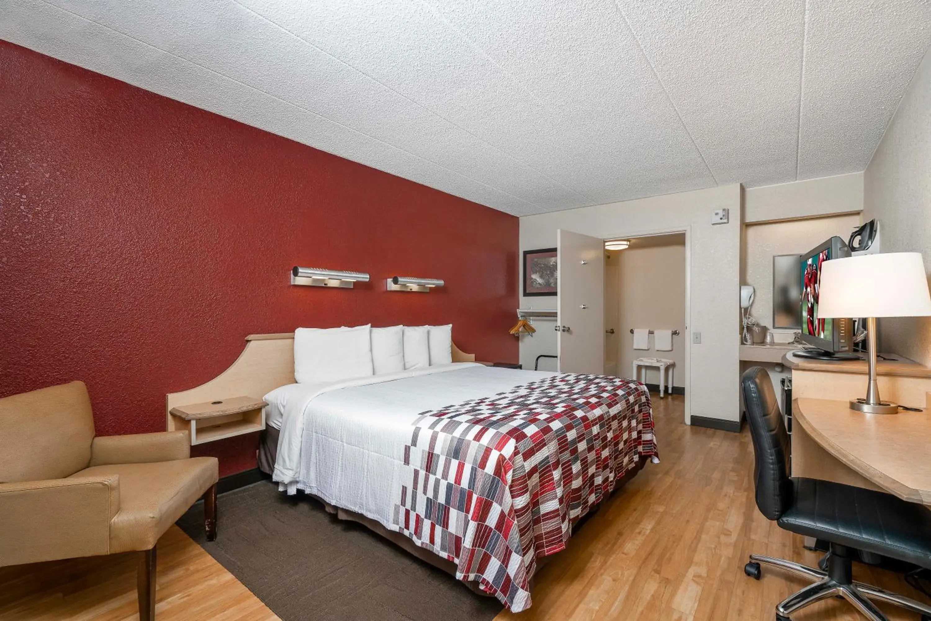 Bedroom, Bed in Red Roof Inn Detroit Metro Airport - Taylor