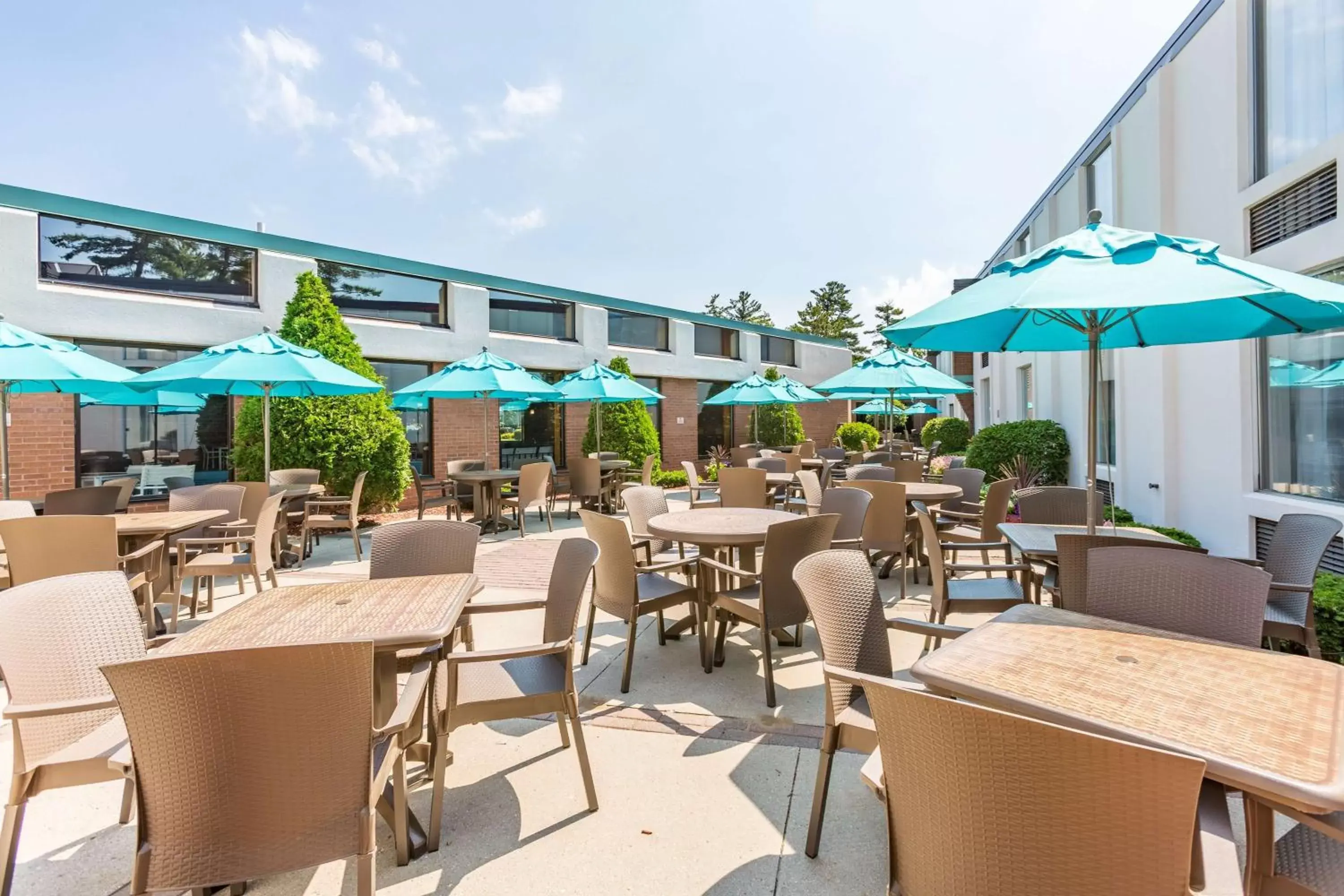 Property building, Restaurant/Places to Eat in Country Inn & Suites by Radisson, Traverse City, MI