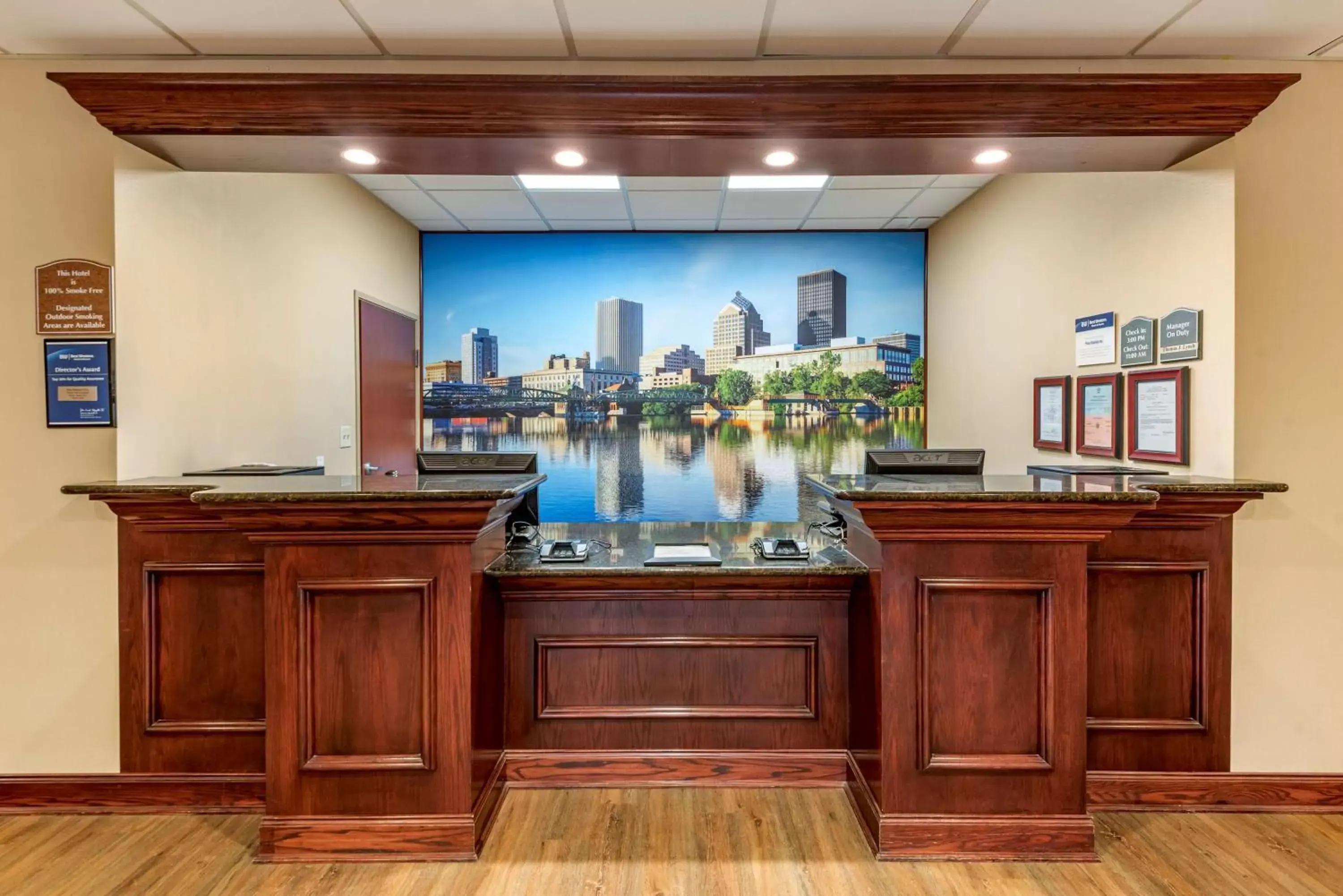 Lobby or reception in Best Western PLUS Victor Inn & Suites