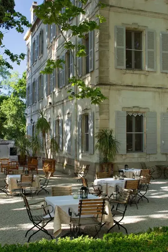 Swimming Pool in Hotel Château Des Alpilles