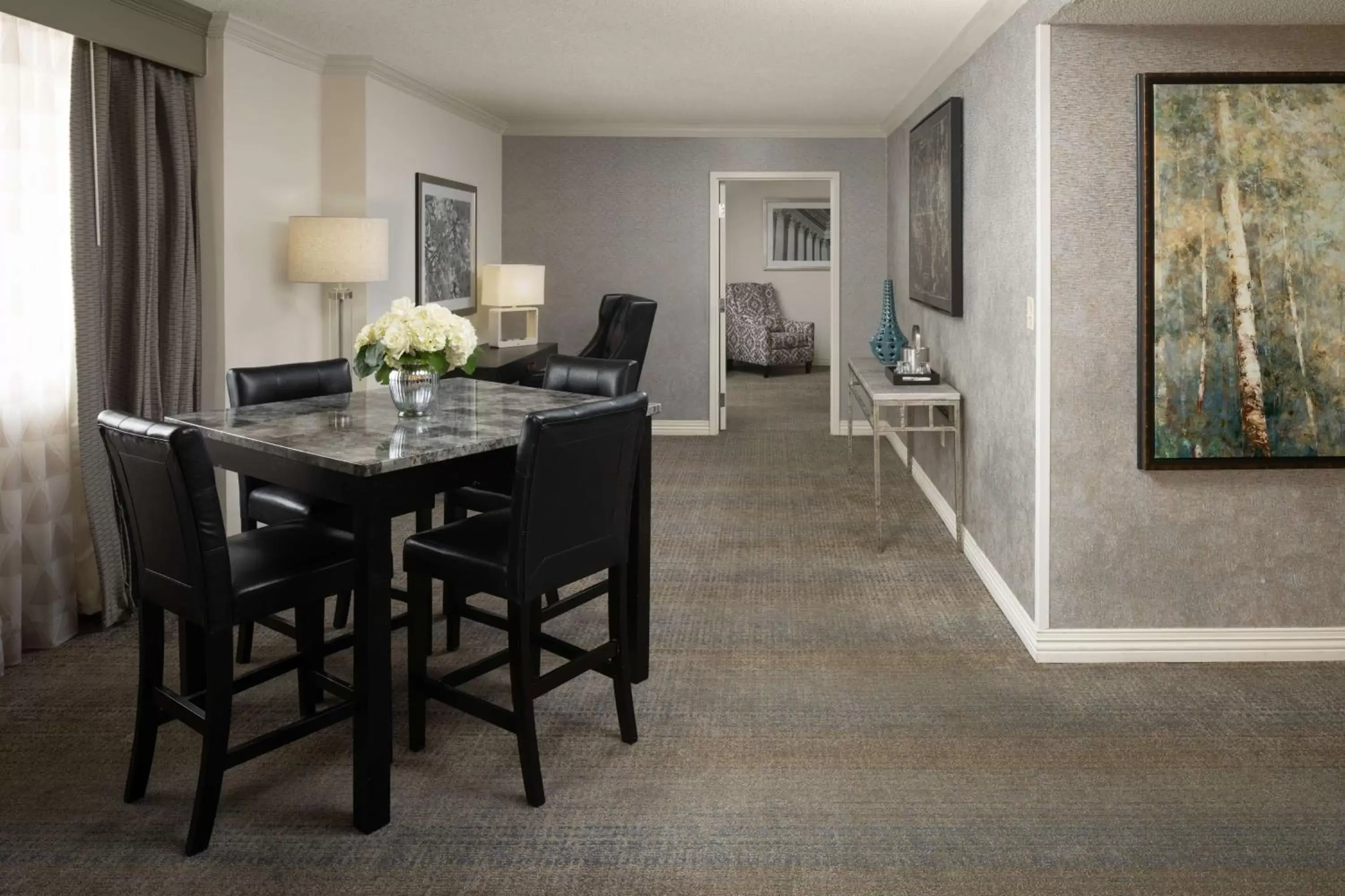 Living room, Dining Area in Hilton Washington DC/Rockville Hotel & Executive Meeting Center