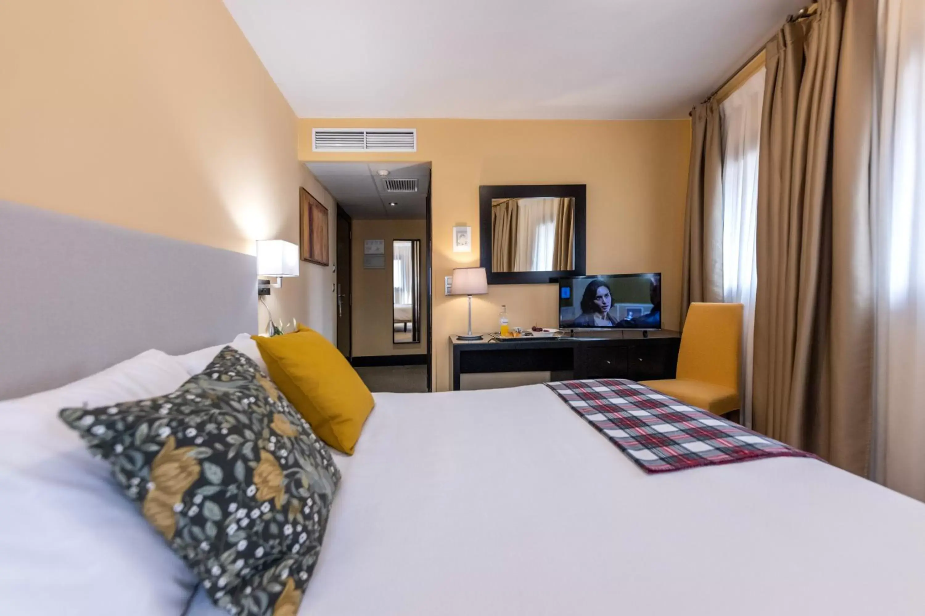 Bedroom, Bed in Hotel Monasterio Benedictino
