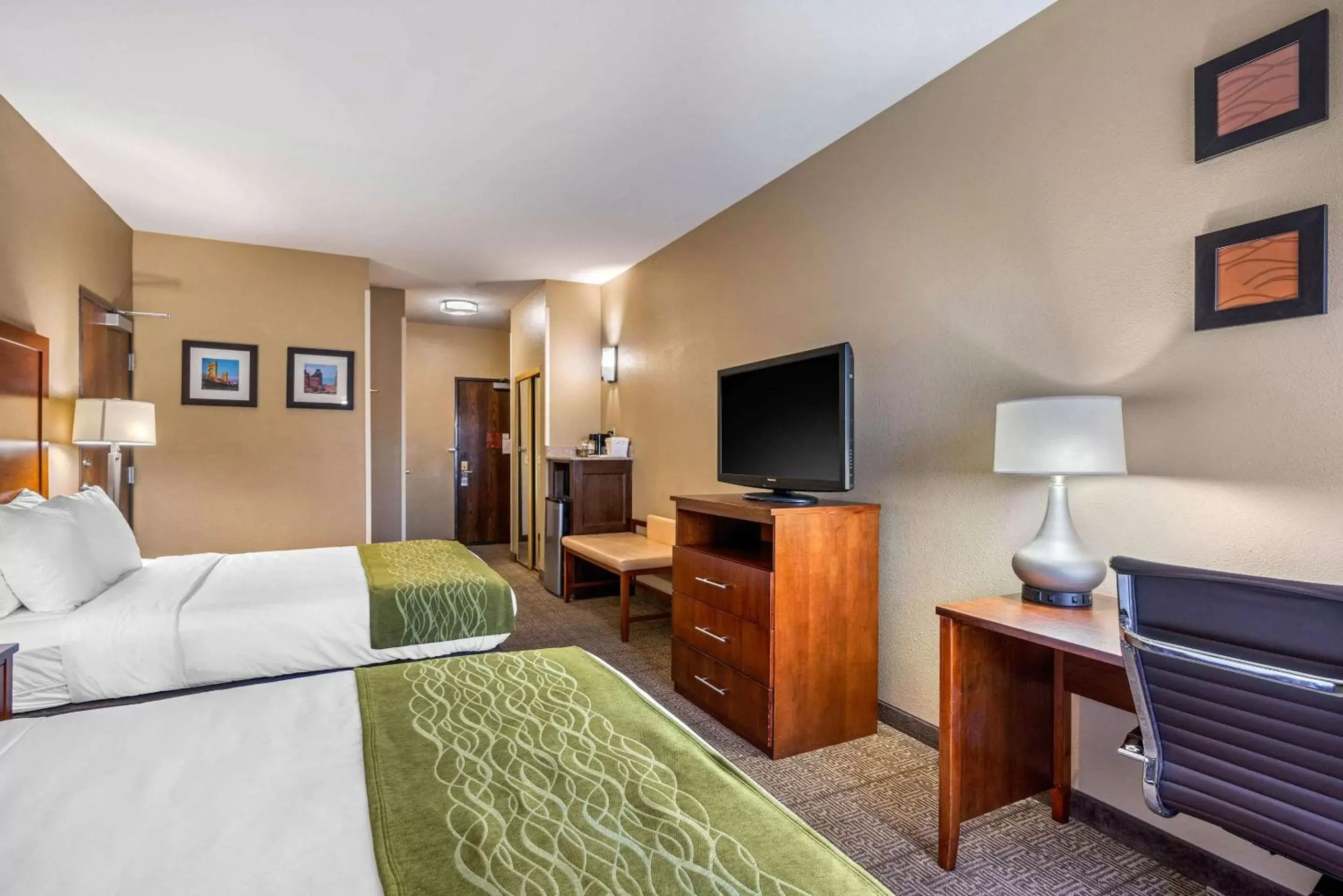 Photo of the whole room, TV/Entertainment Center in Comfort Inn & Suites Sacramento – University Area