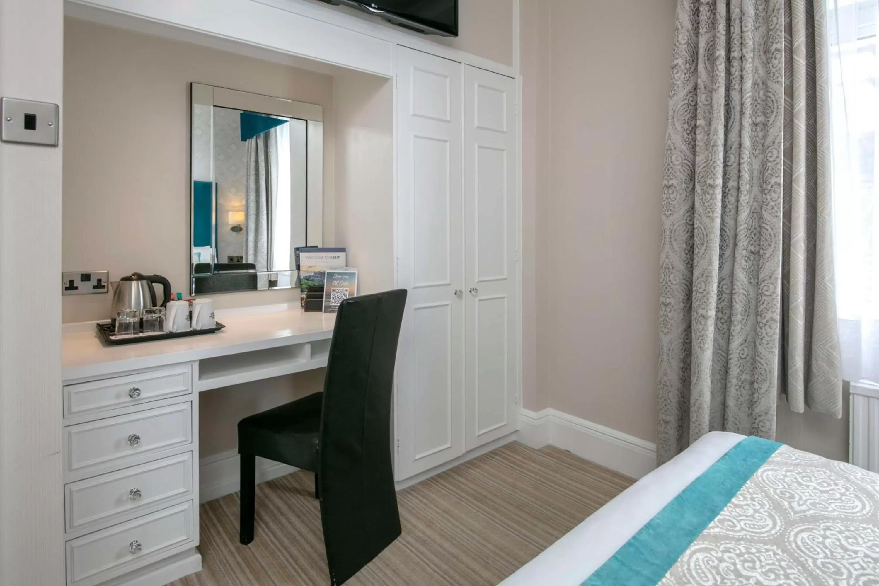 Bedroom, Kitchen/Kitchenette in Best Western Plus Burlington Hotel