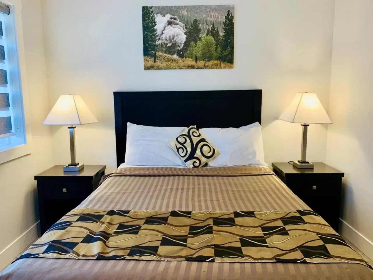 Bedroom, Bed in Traveler's Motel Penticton