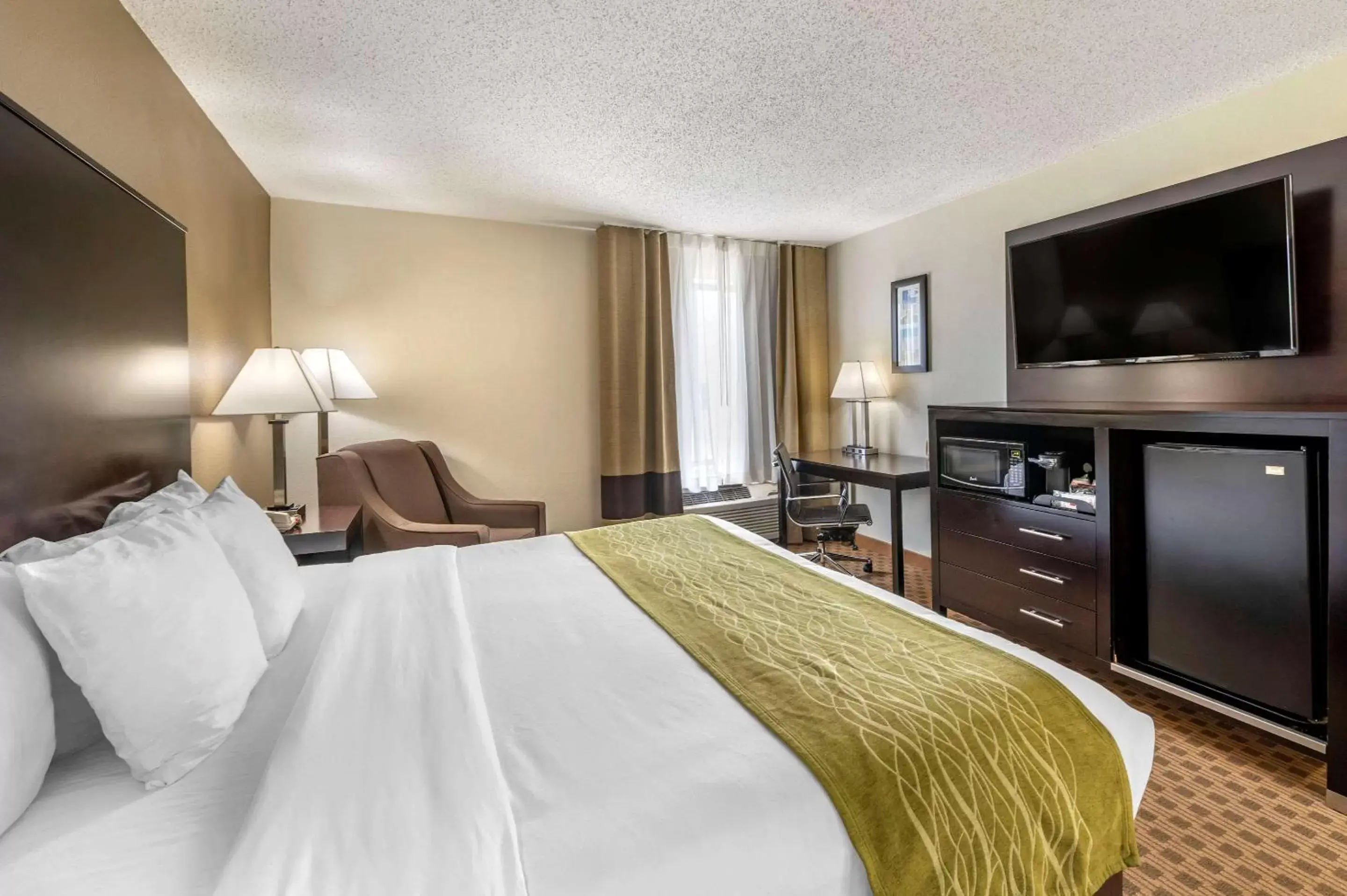 Photo of the whole room, Bed in Comfort Inn Indianapolis East