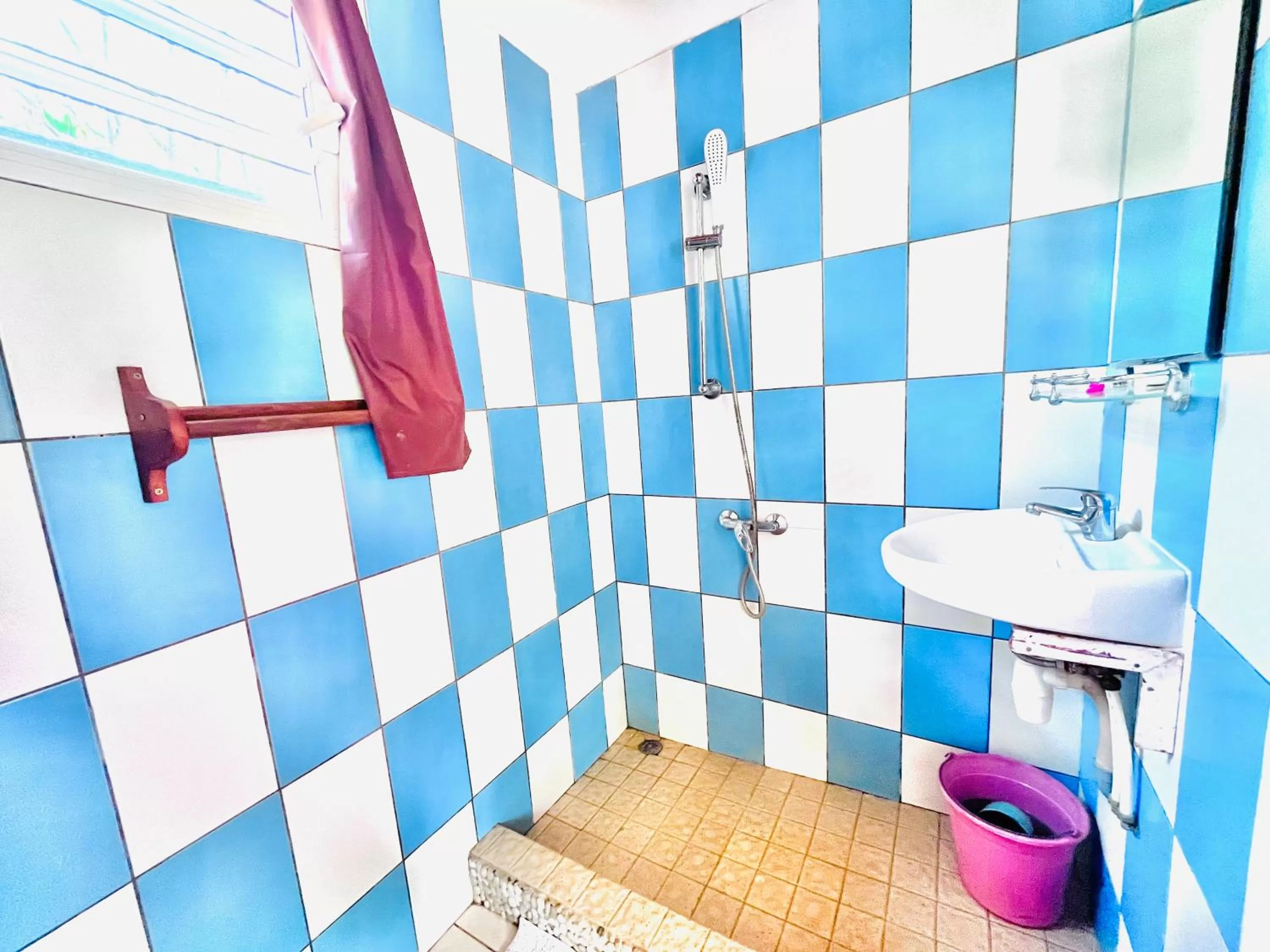 Shower, Bathroom in Régina Lodge Diégo Suarez Madagascar