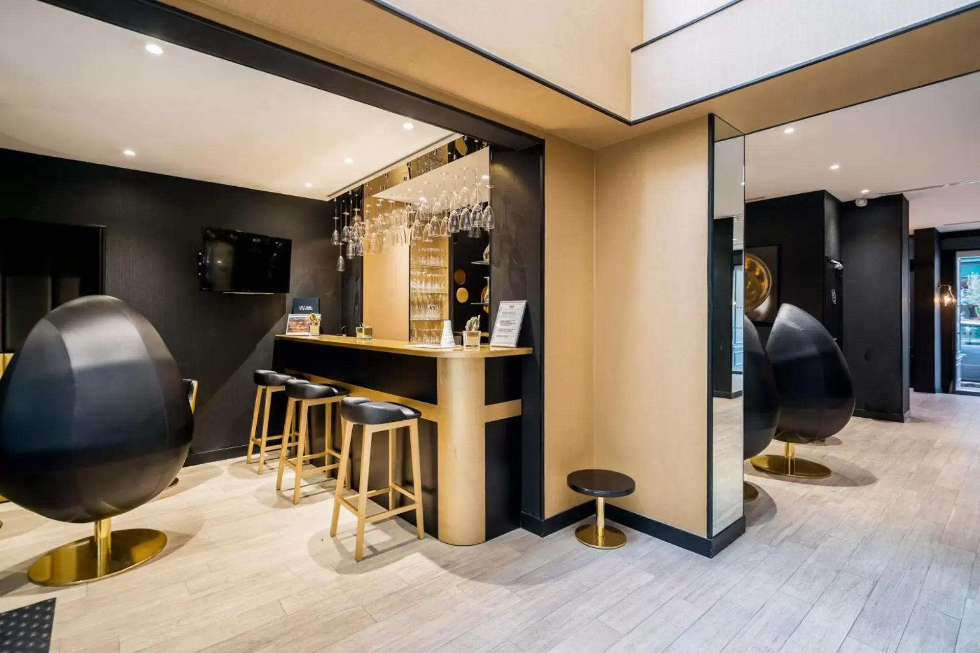Lounge or bar in Hotel Les Bulles De Paris