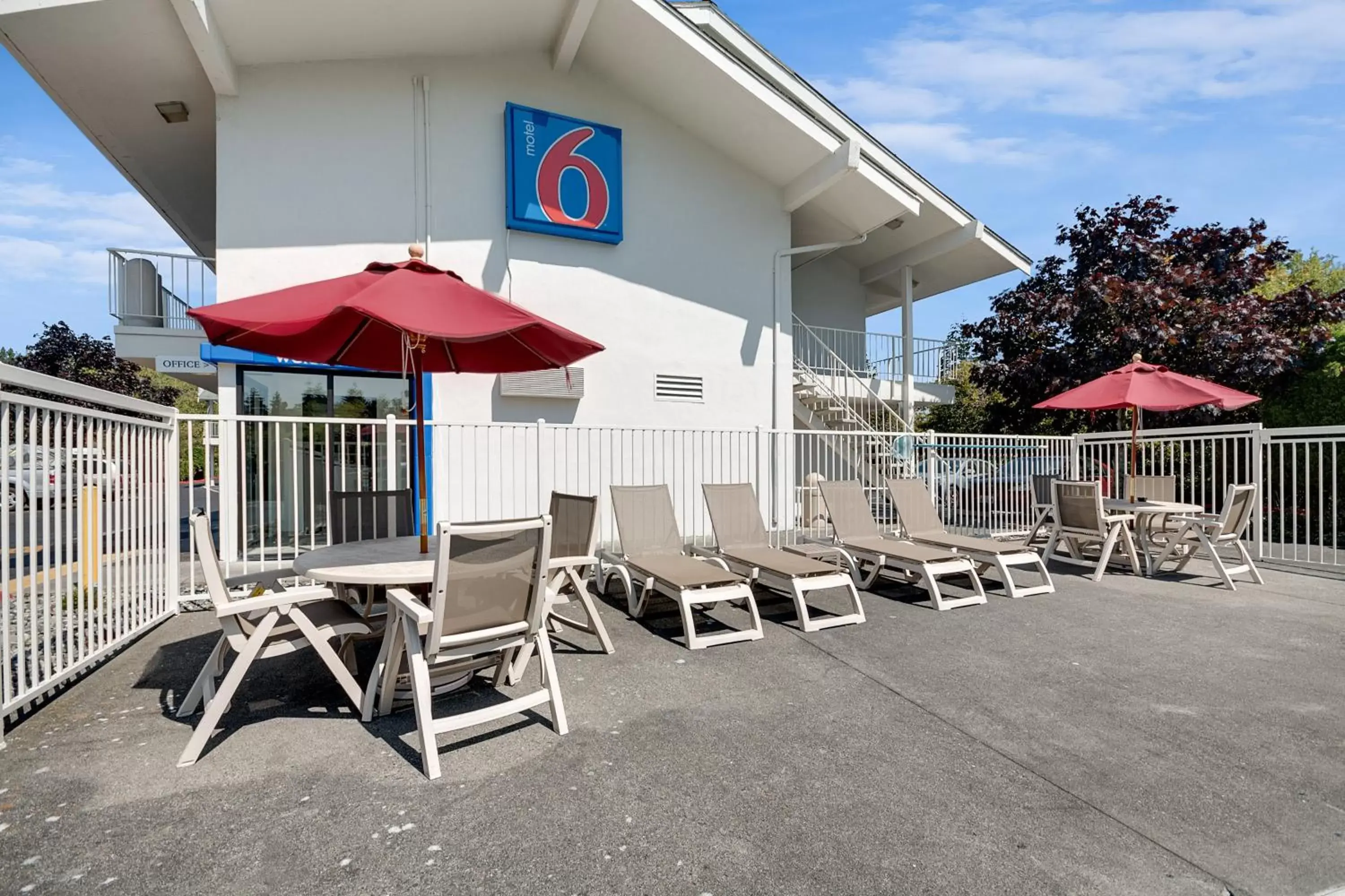 Swimming pool, Patio/Outdoor Area in Motel 6-Bellingham, WA