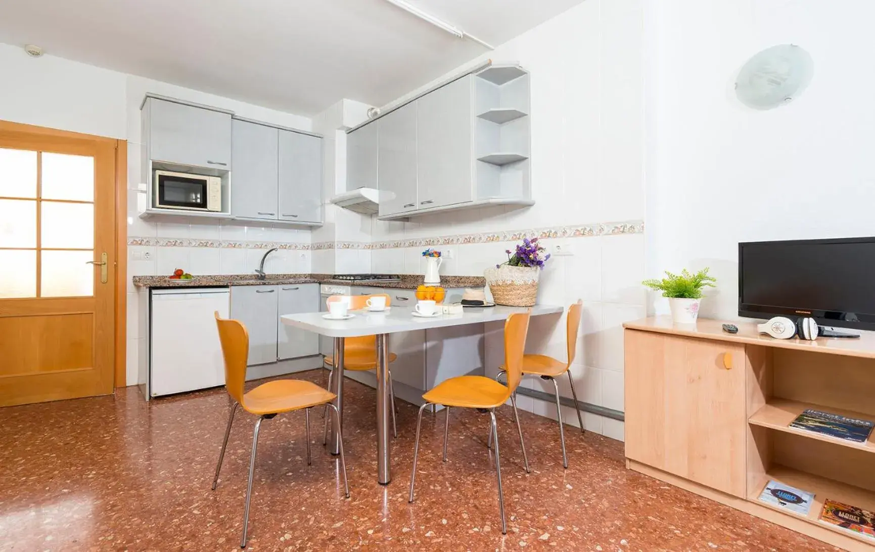 Coffee/tea facilities, Kitchen/Kitchenette in Apartaments Els Llorers