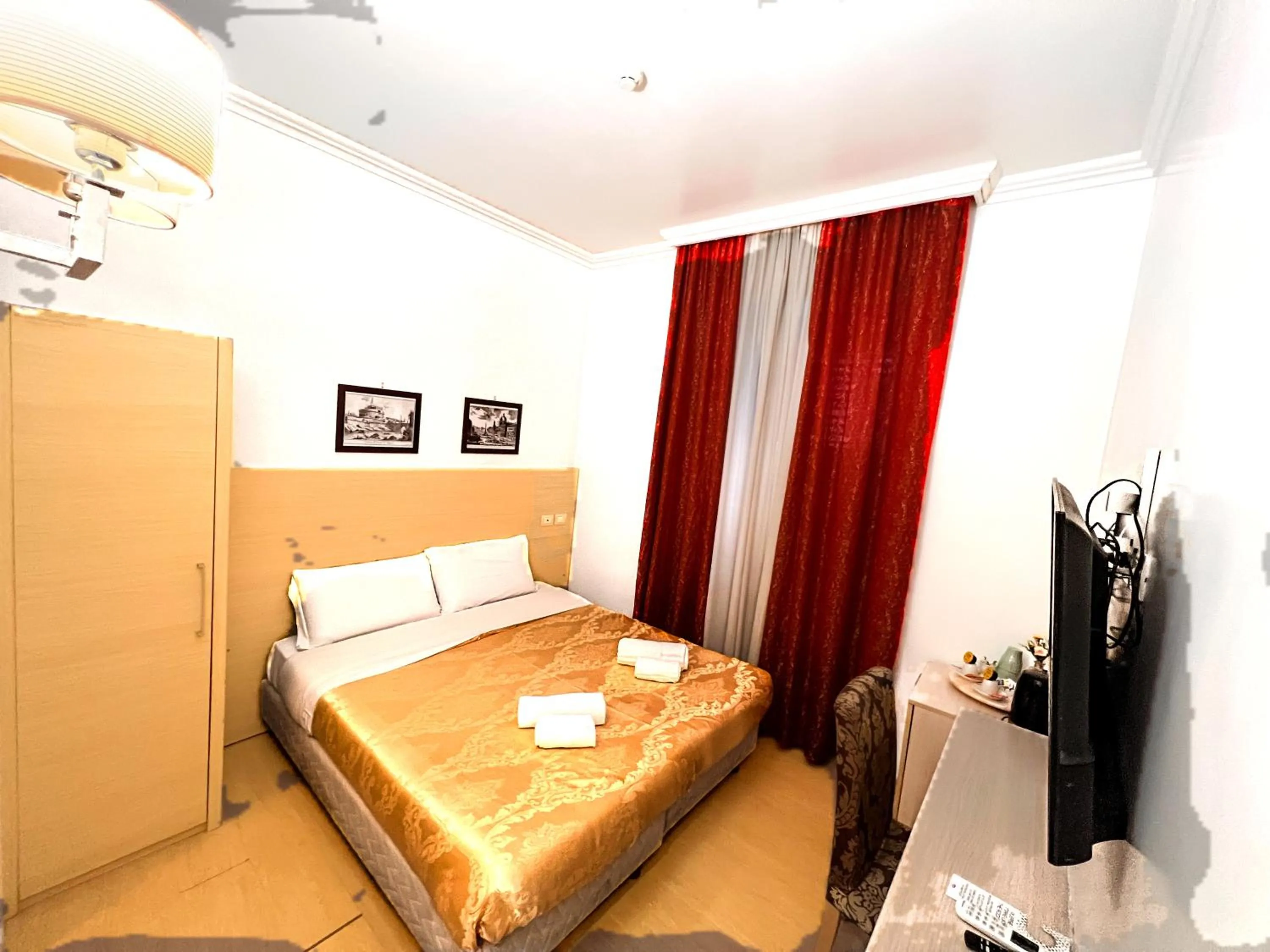 Photo of the whole room, Bed in Booking House Rome
