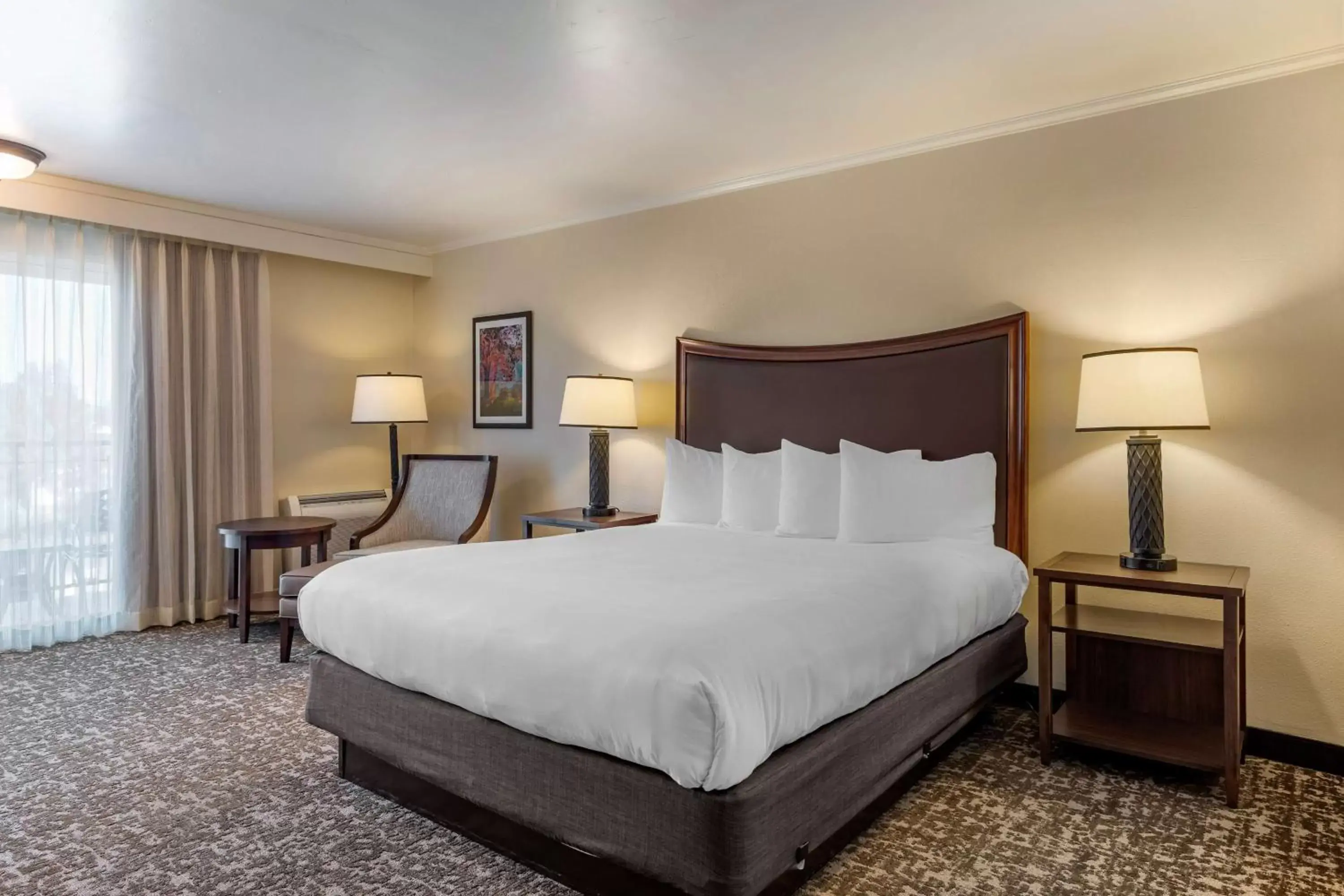 Bedroom, Bed in Best Western Plus Royal Oak Hotel