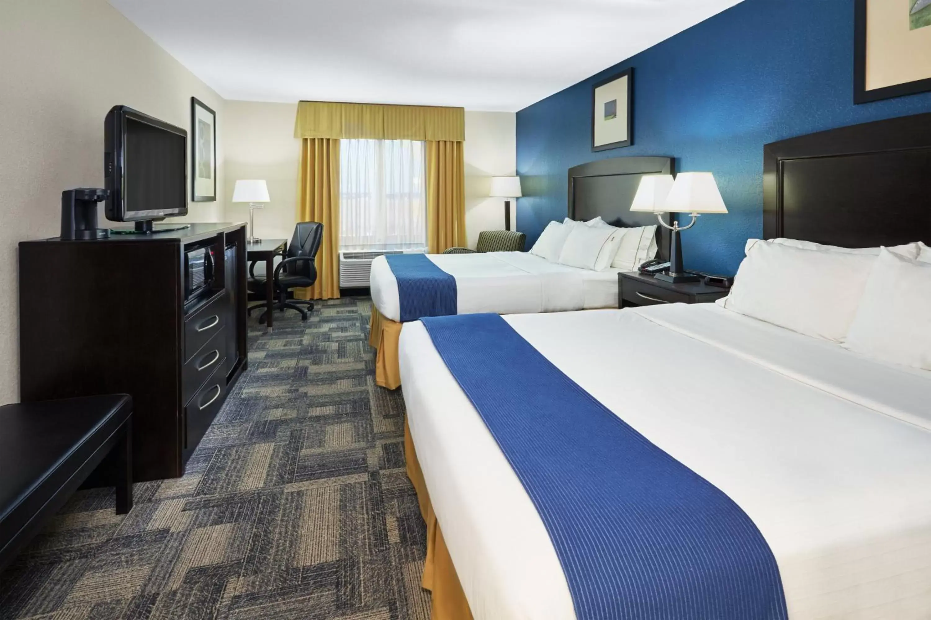 Photo of the whole room, Bed in Holiday Inn Express Pekin - Peoria Area, an IHG Hotel