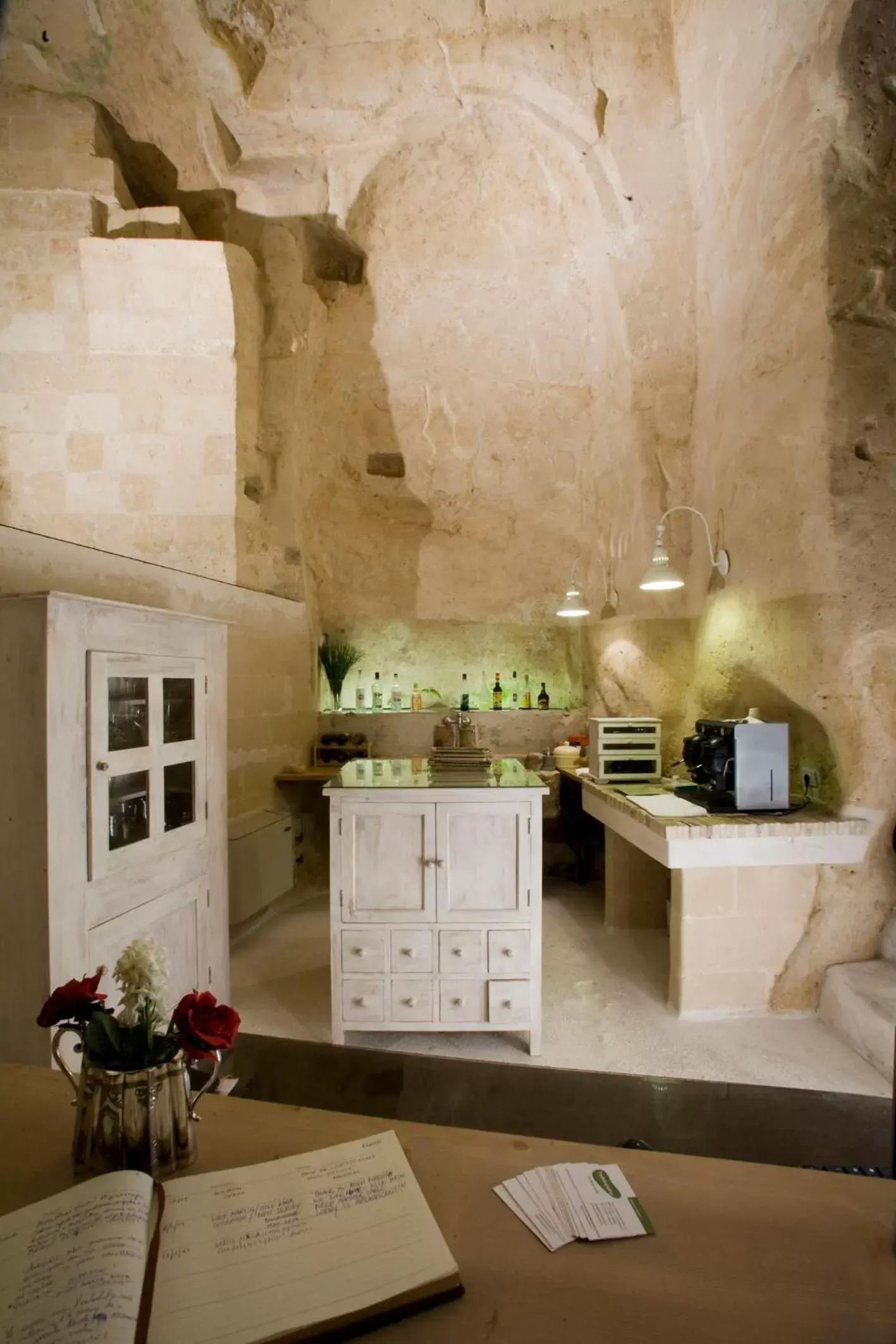 Lounge or bar, Kitchen/Kitchenette in L'Hotel In Pietra