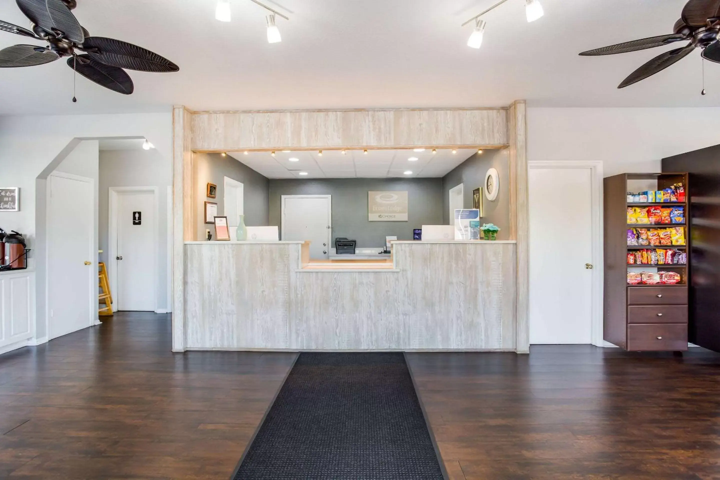 Lobby or reception in Econo Lodge Lebanon