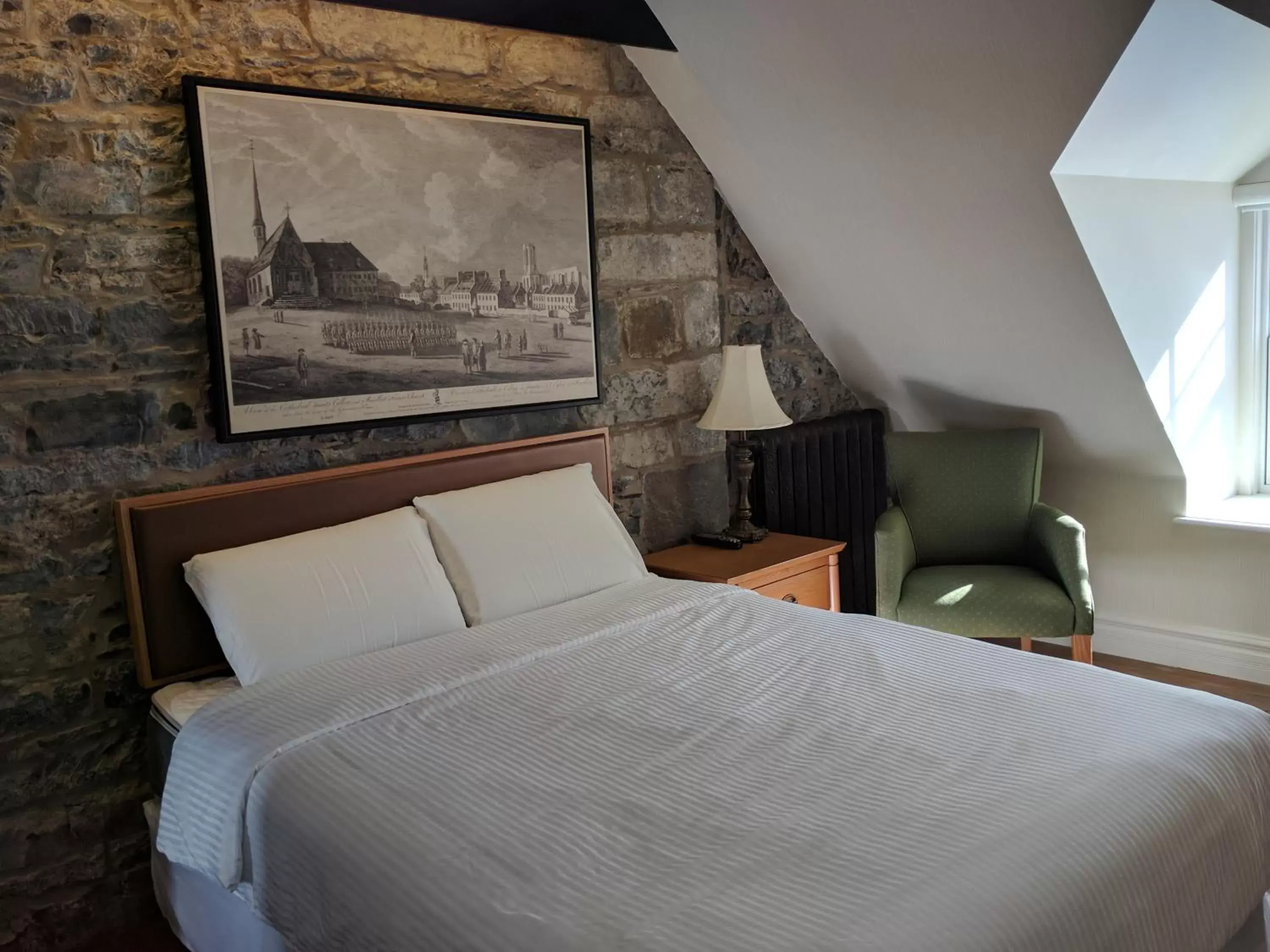 Photo of the whole room, Bed in Auberge du Trésor