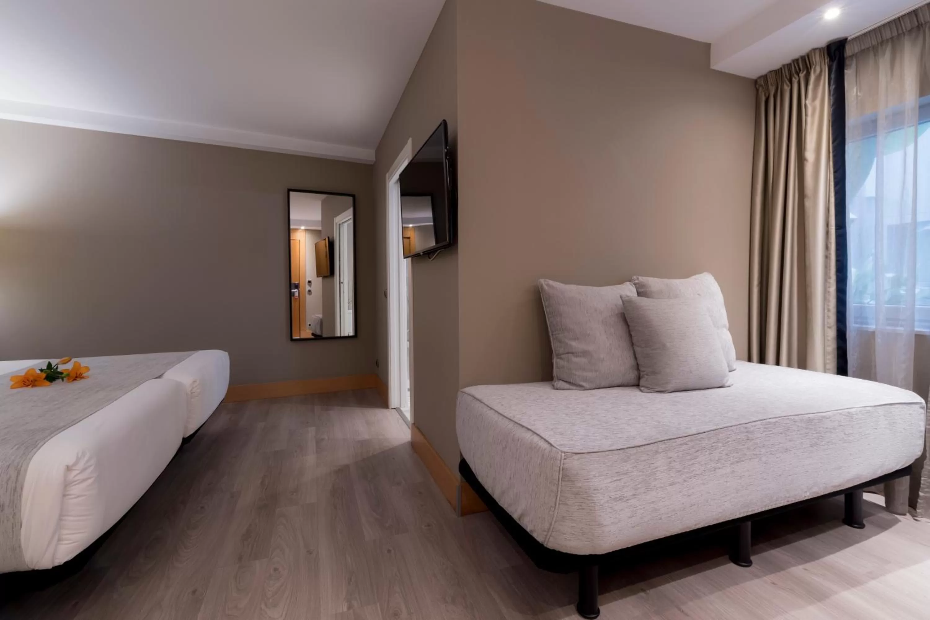 Facility for disabled guests, Bed in Hotel Plaza