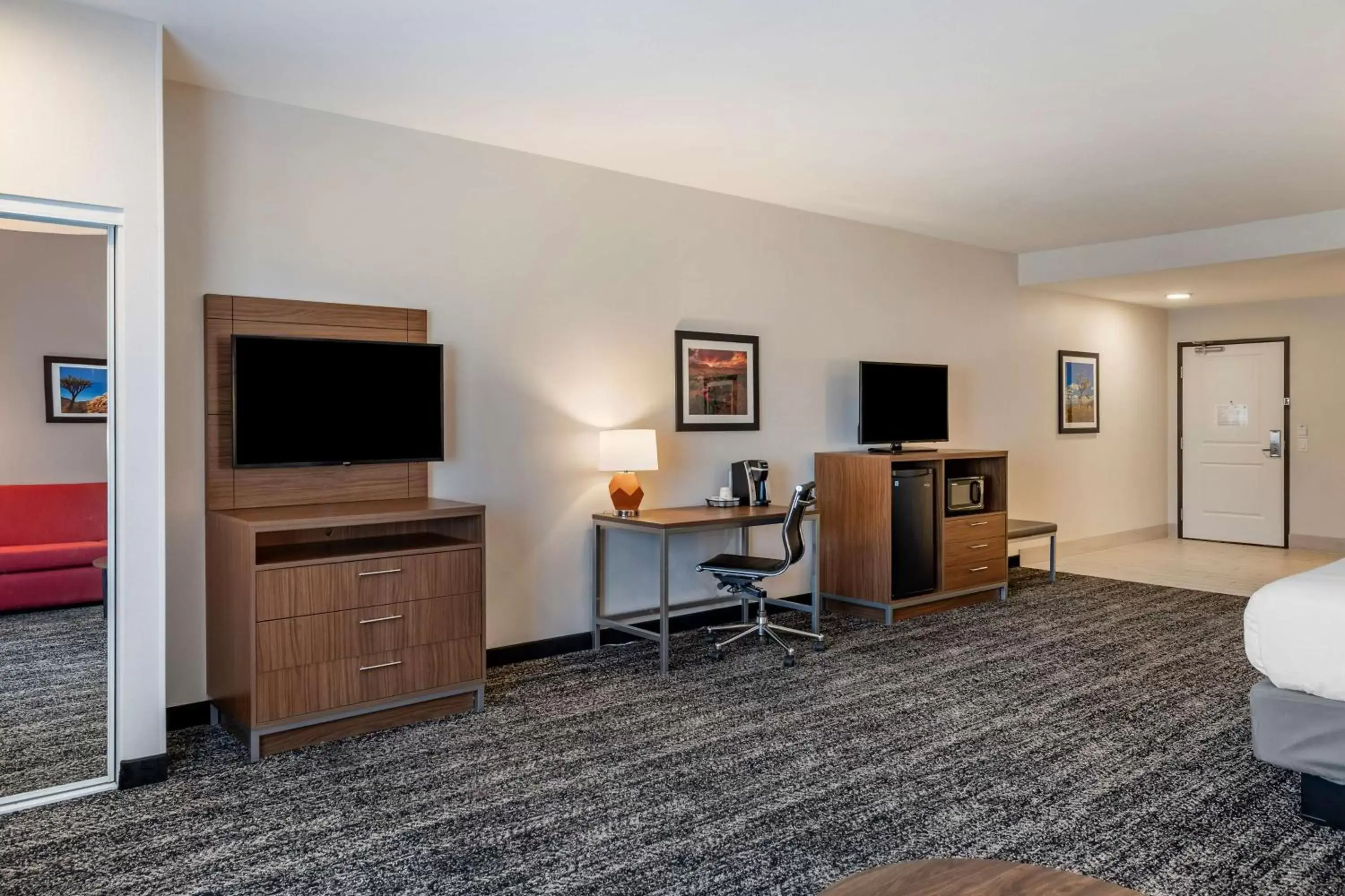 Bedroom, TV/Entertainment Center in Best Western Plus Desert View Inn & Suites