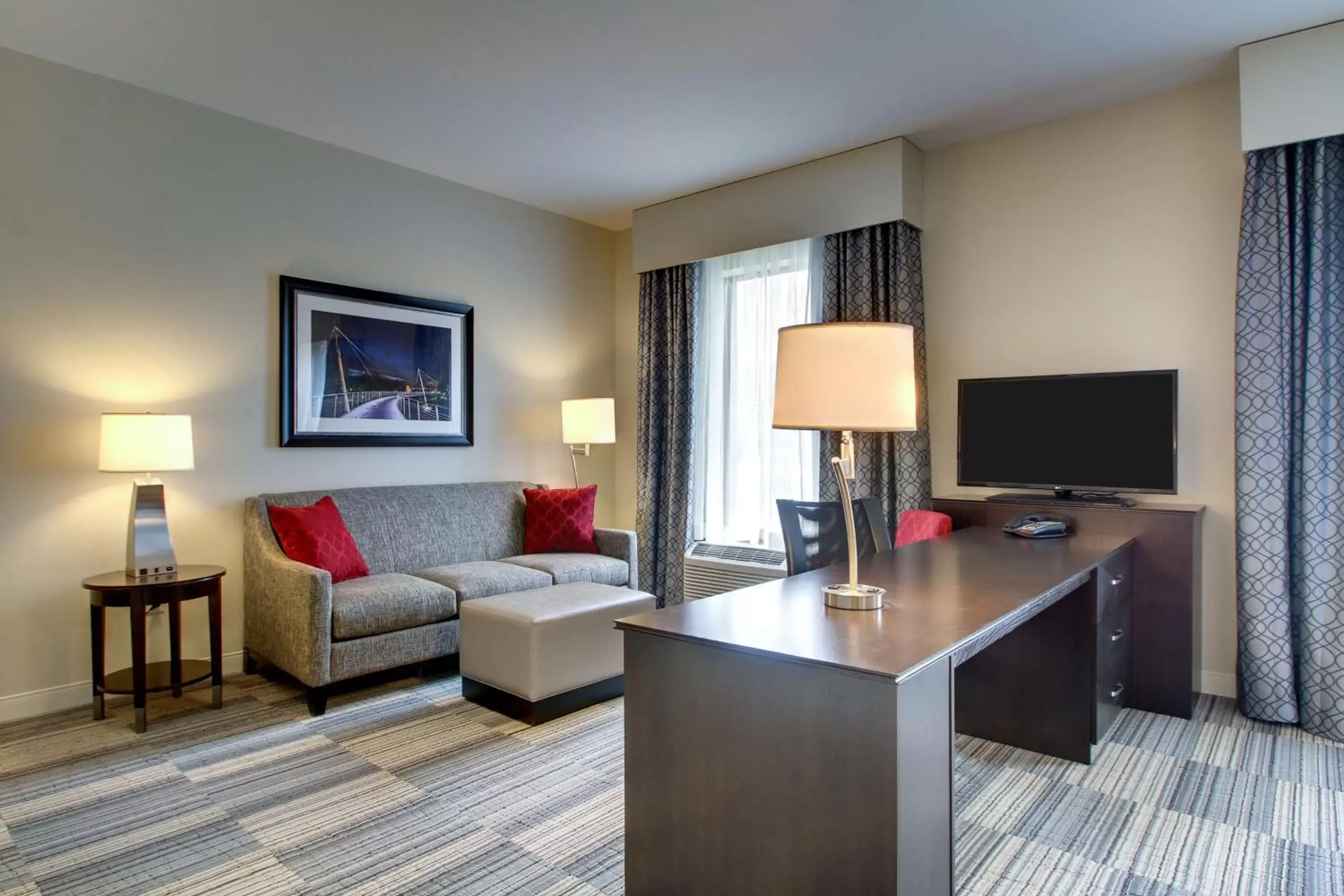 Bed, Seating Area in Hampton Inn & Suites Greenville Airport