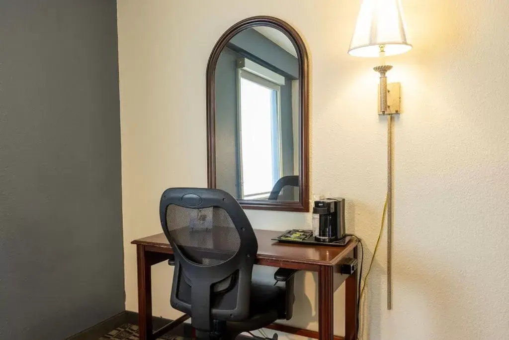 Seating area, TV/Entertainment Center in Savannah House Hotel