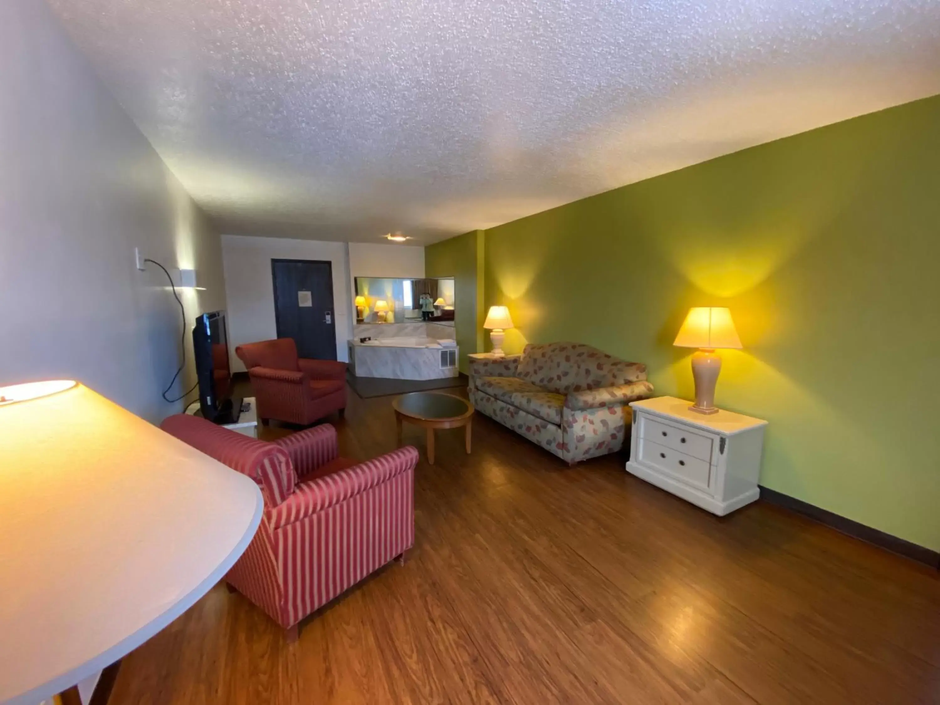 Hot Tub, Bed in Skylight Inn Willoughby - Cleveland Mentor Hot Tub, Bed in Skylight Inn Willoughby - Cleveland Mentor