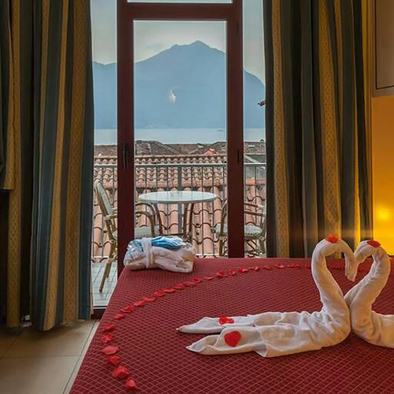 Balcony/Terrace, Bed in Hotel Lovere Resort & Spa