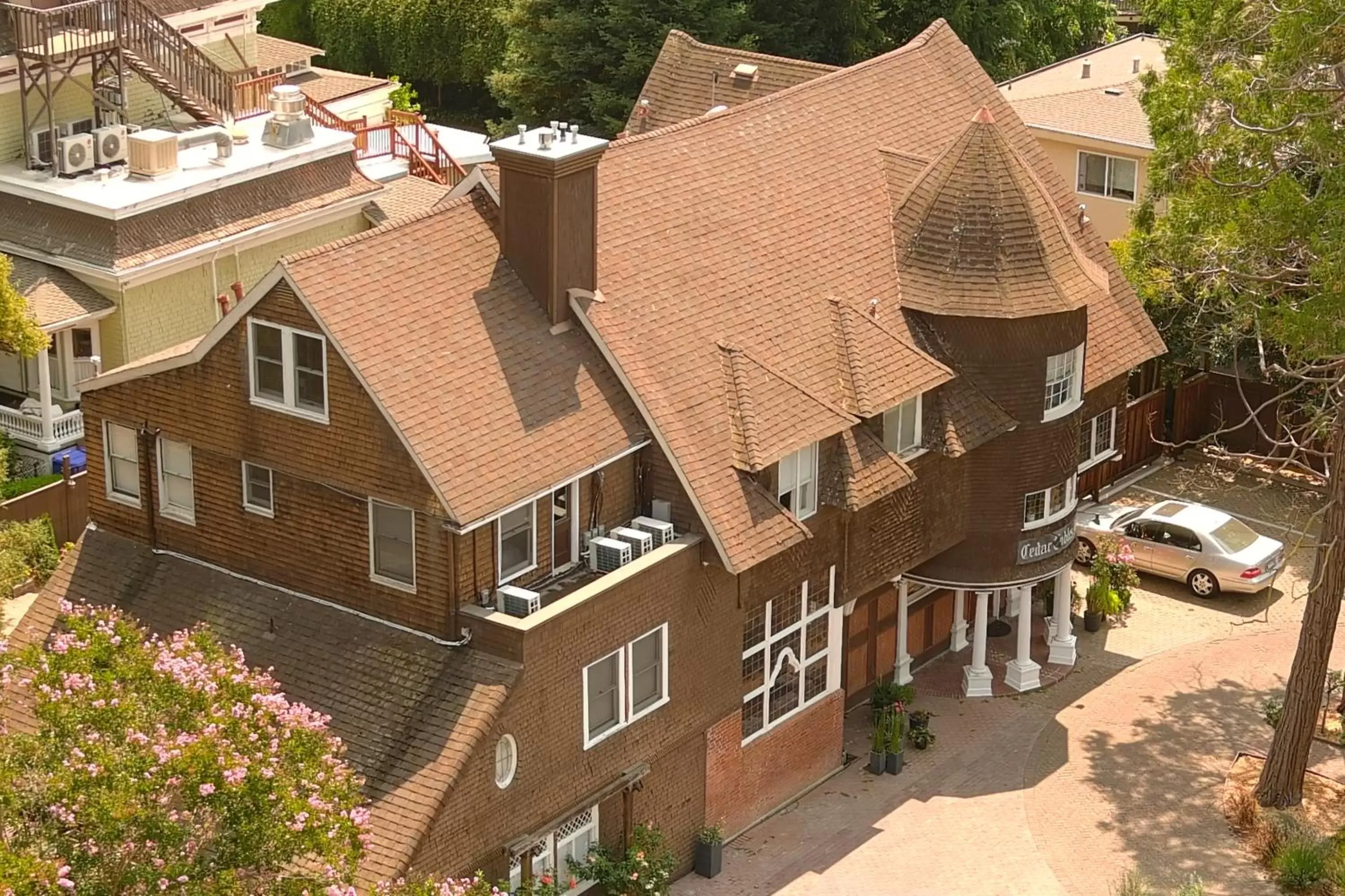 Bird's-eye View in Cedar Gables Inn