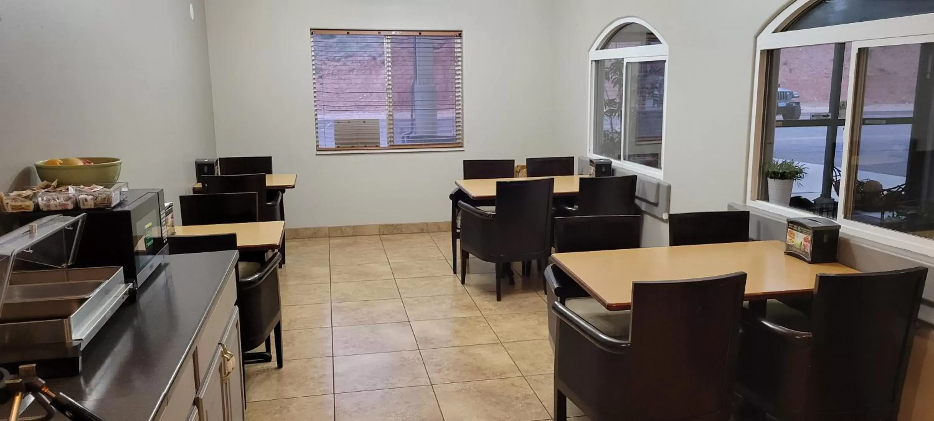 Property building, Restaurant/Places to Eat in Quality Inn & Suites Salina National Forest Area