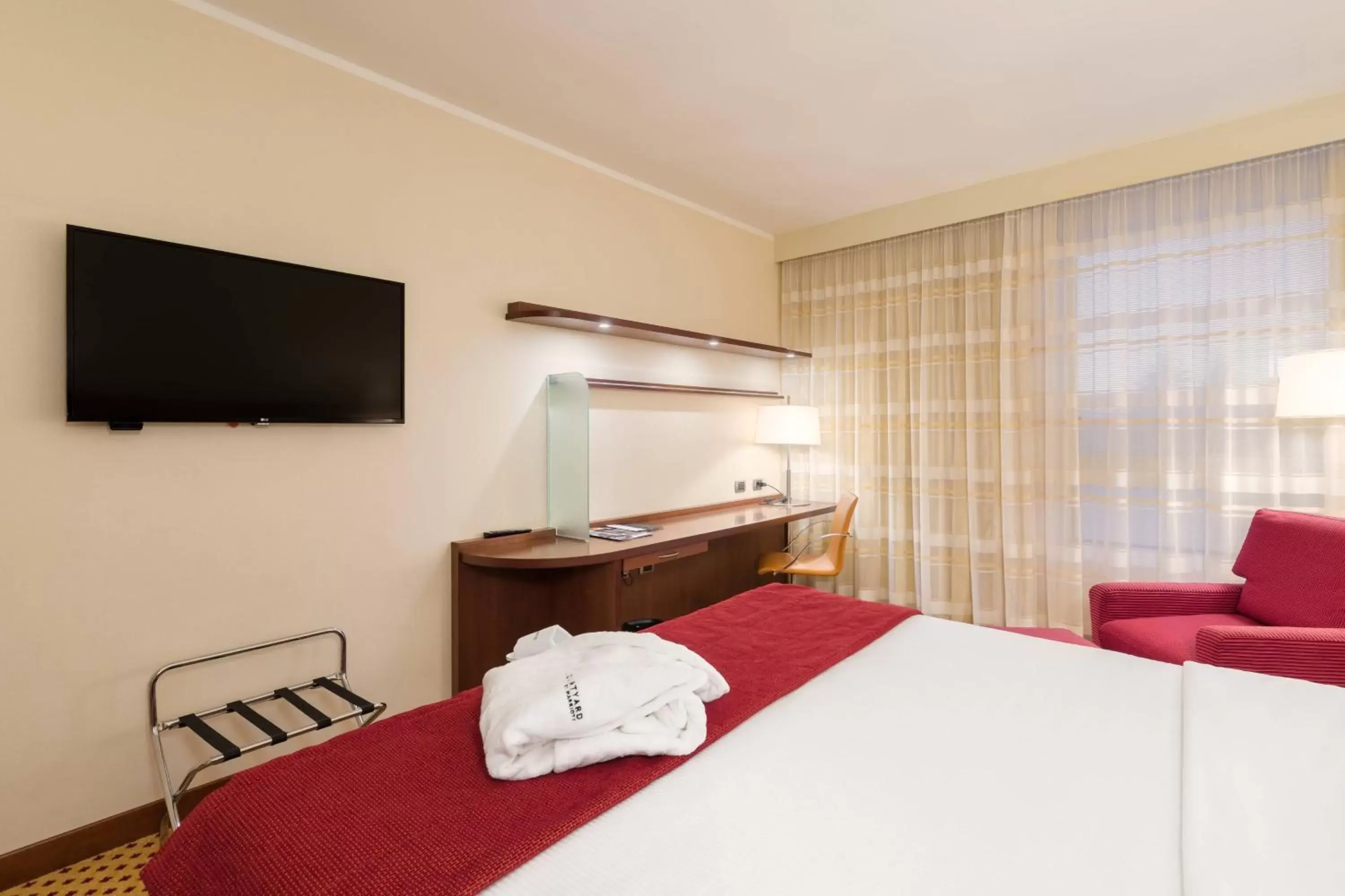 Photo of the whole room, Bed in Courtyard by Marriott Venice Airport