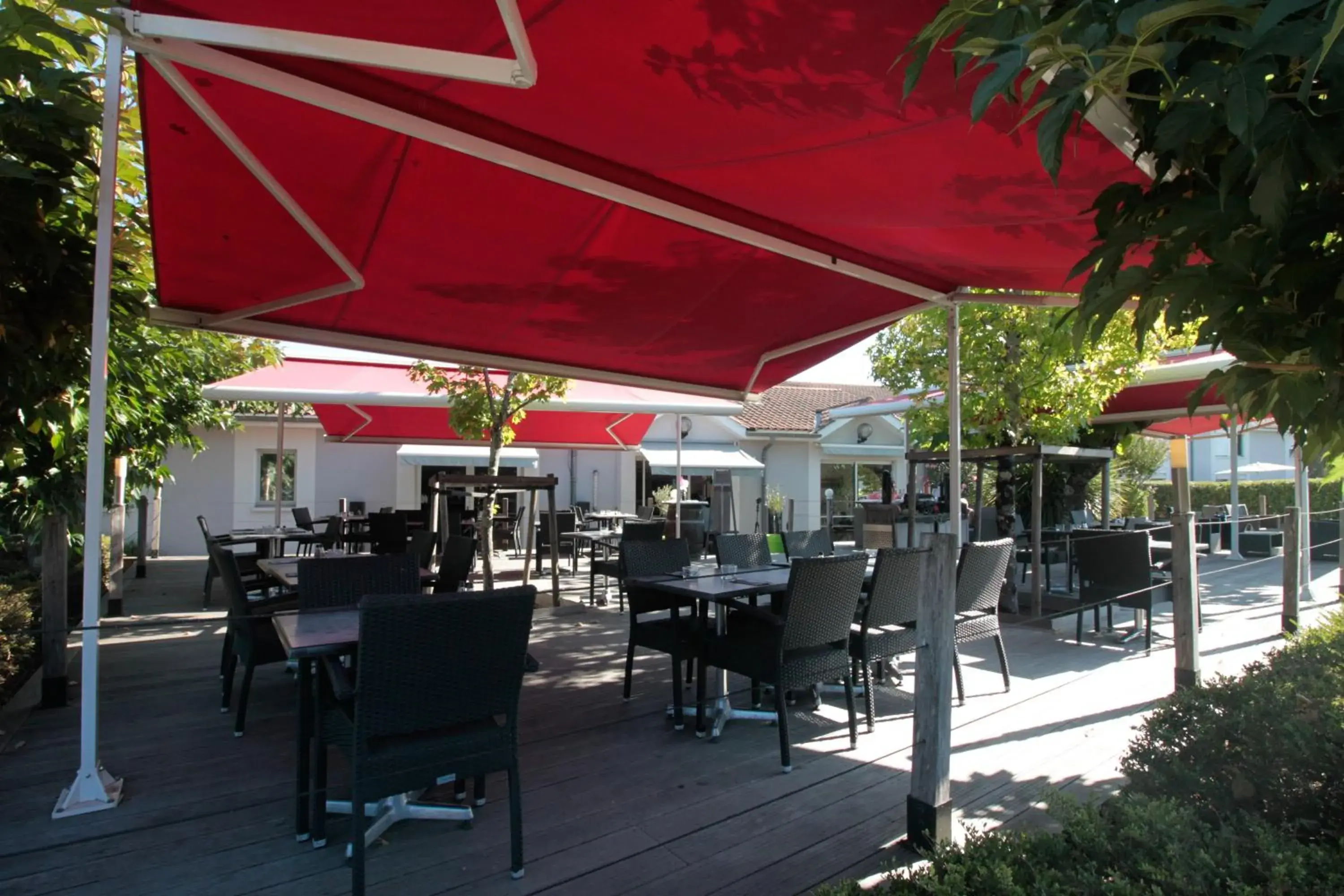 Patio, Restaurant/Places to Eat in The Originals City, Hôtel du Phare, Bordeaux Mérignac (Inter-Hotel)