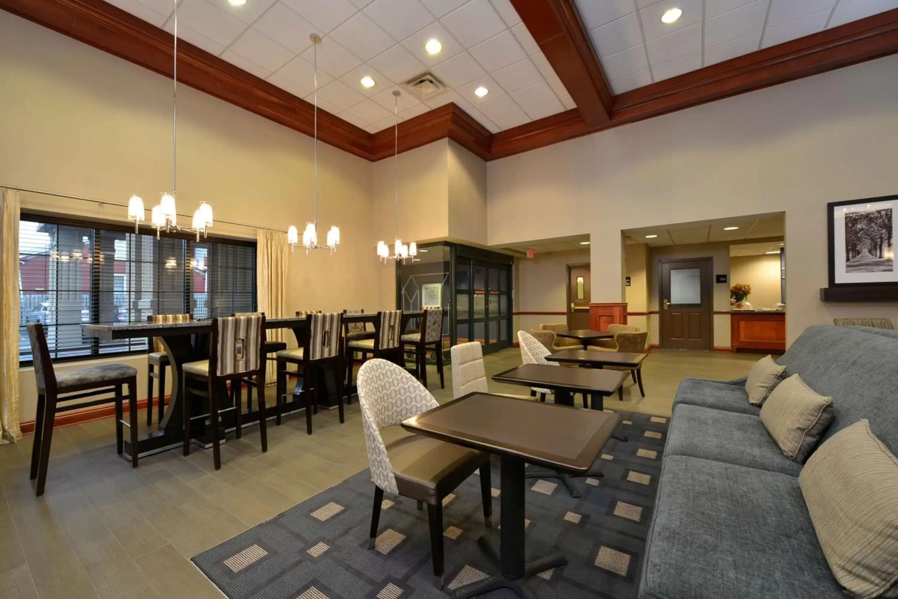 Lobby or reception, Restaurant/Places to Eat in Hampton Inn East Aurora