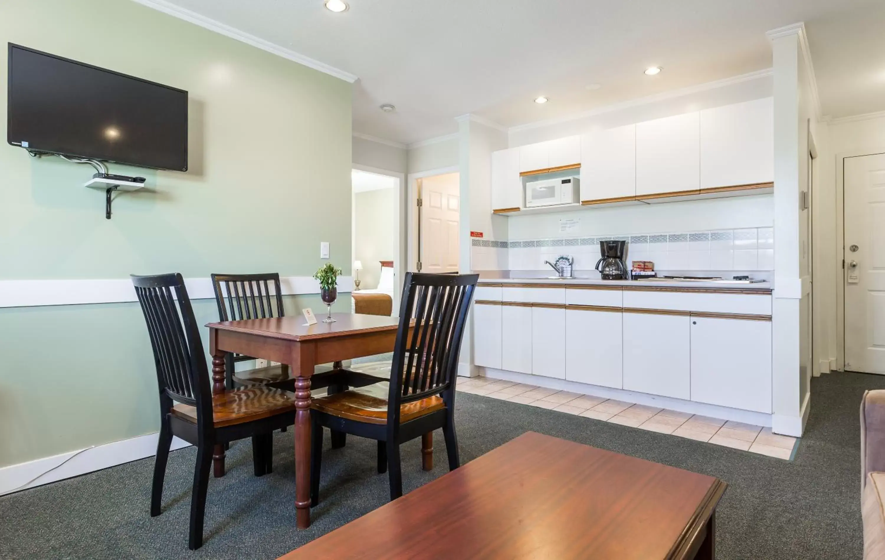 Kitchen or kitchenette, Dining Area in Oasis Inn