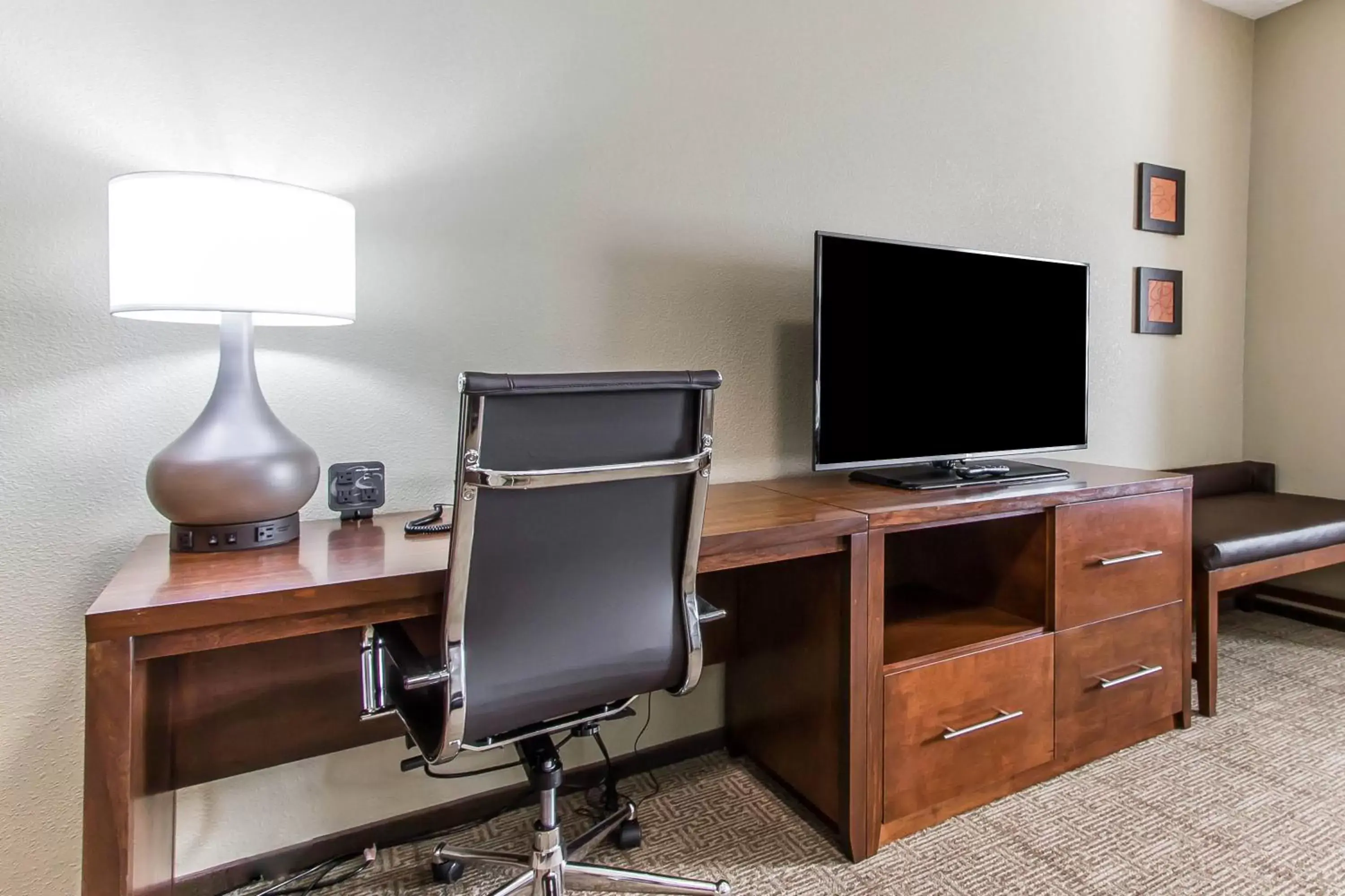Photo of the whole room, TV/Entertainment Center in Comfort Suites West Omaha