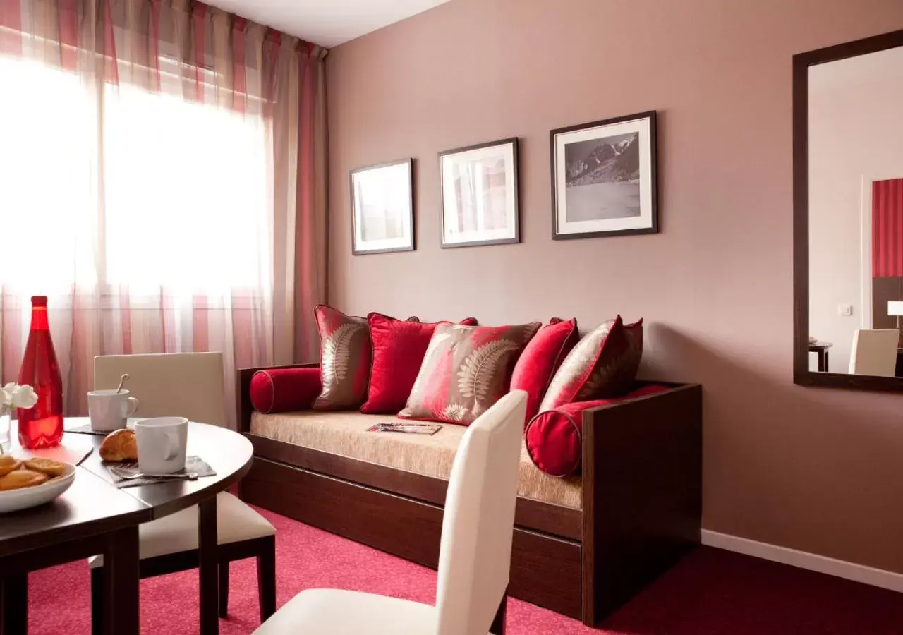 Living room in Residence KOSY appart'hôtels - Les Cèdres Living room in Residence KOSY appart'hôtels - Les Cèdres