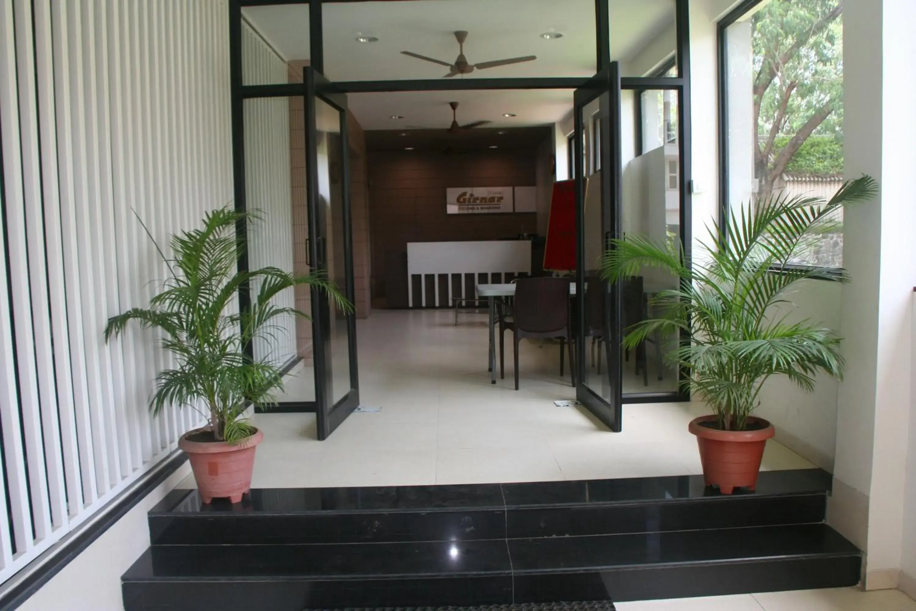 Facade/entrance in Hotel Girnar