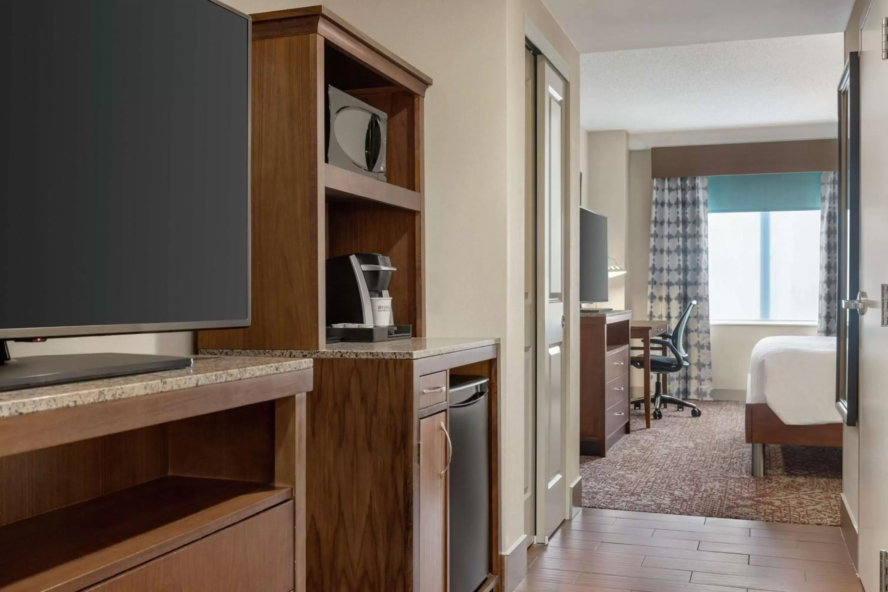 Bedroom, TV/Entertainment Center in Hilton Garden Inn Louisville Downtown