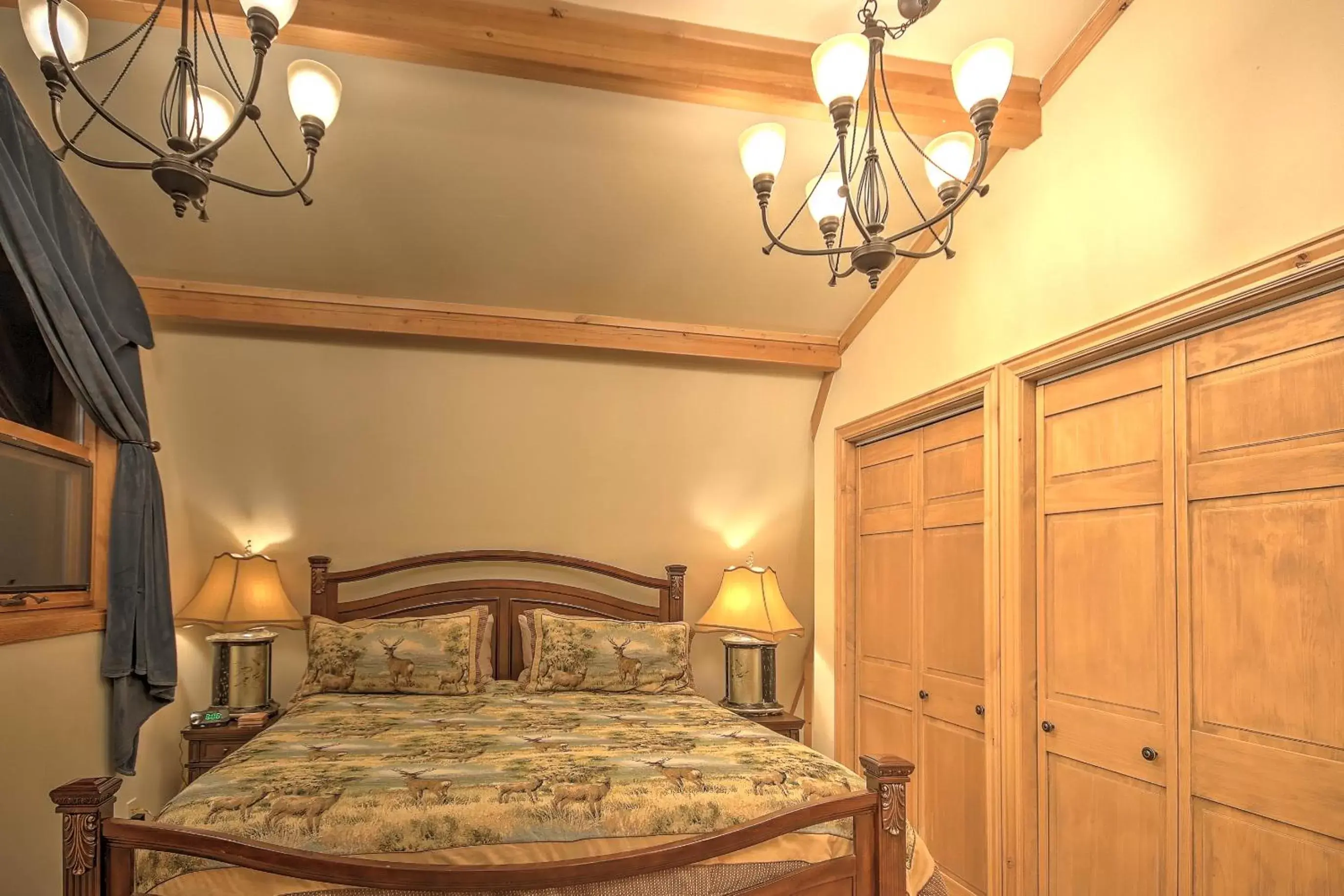Bed in Yellowstone Gateway Inn