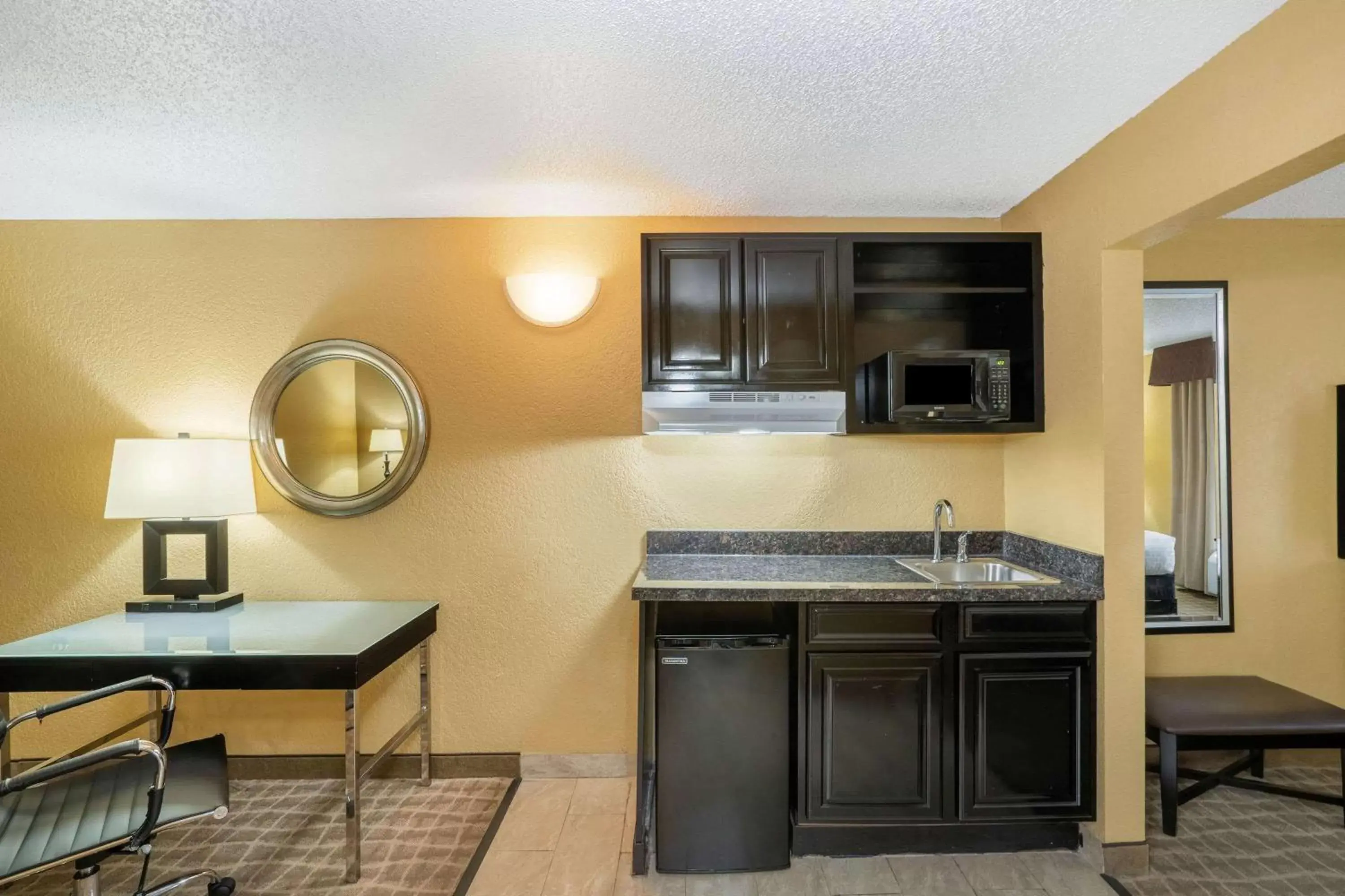 Photo of the whole room, Kitchen/Kitchenette in La Quinta Inn & Suites by Wyndham Hot Springs