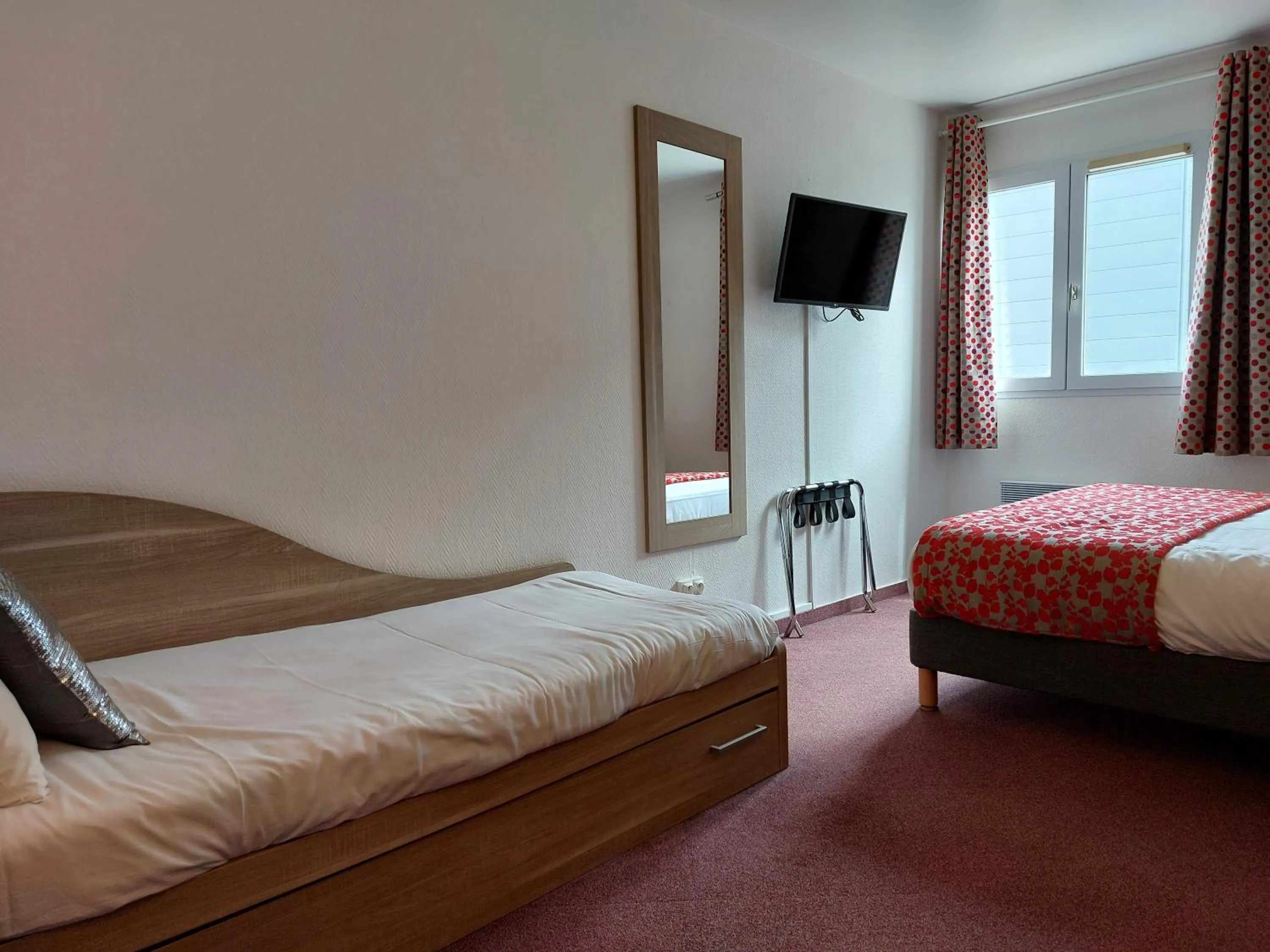 Photo of the whole room, Bed in Contact Hotel Utah Beach Carentan