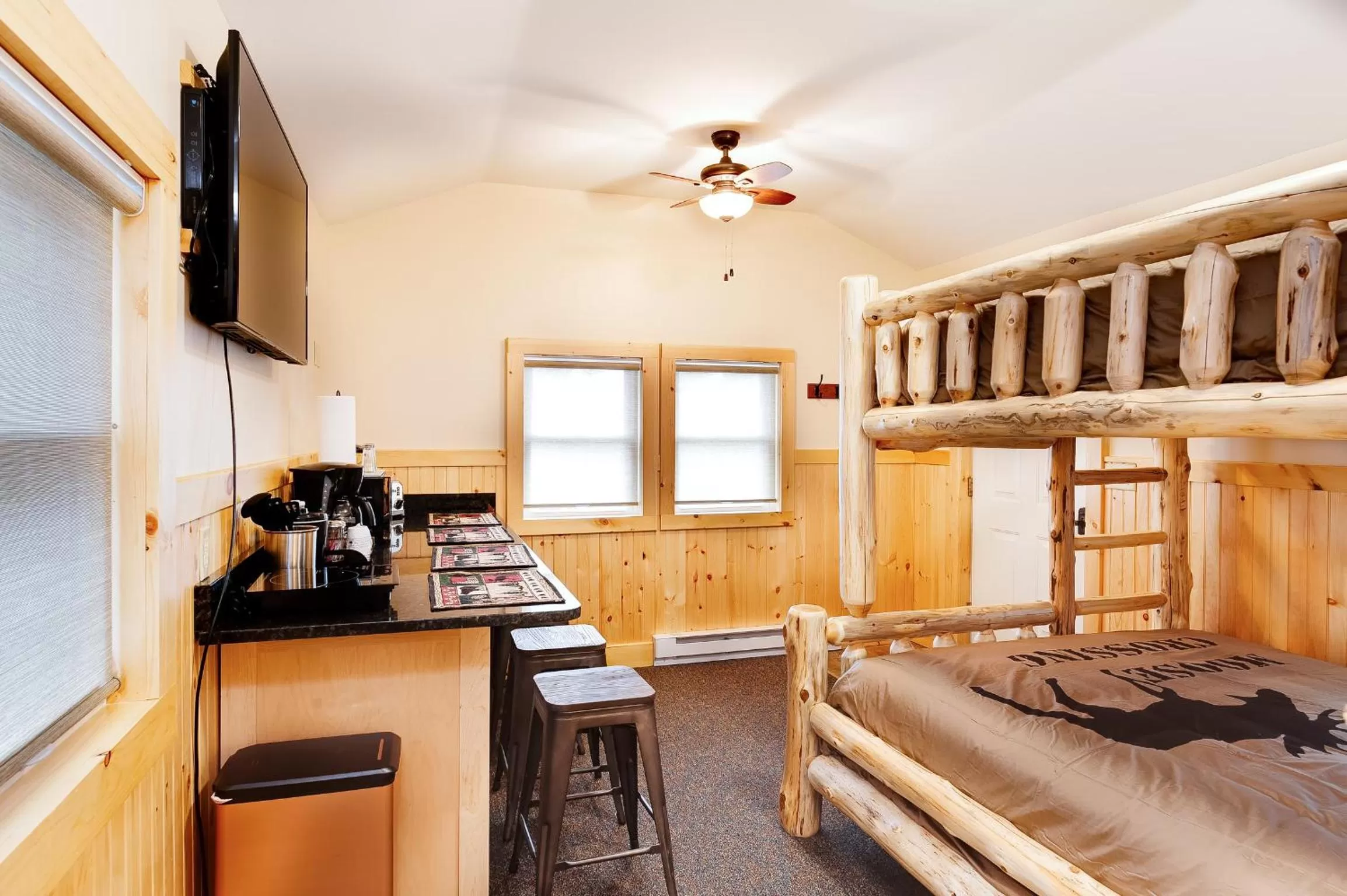 TV and multimedia, Bed in Cobble Mountain Lodge