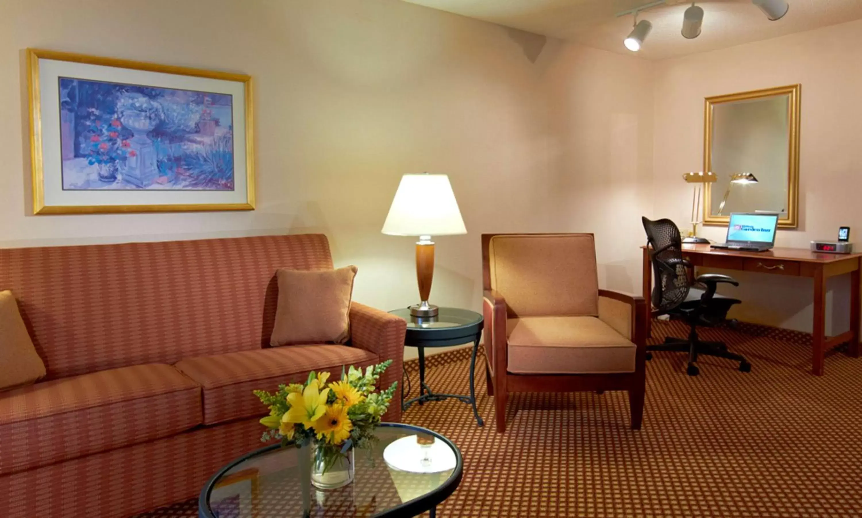 Bed, Seating Area in Hilton Garden Inn Denver Airport