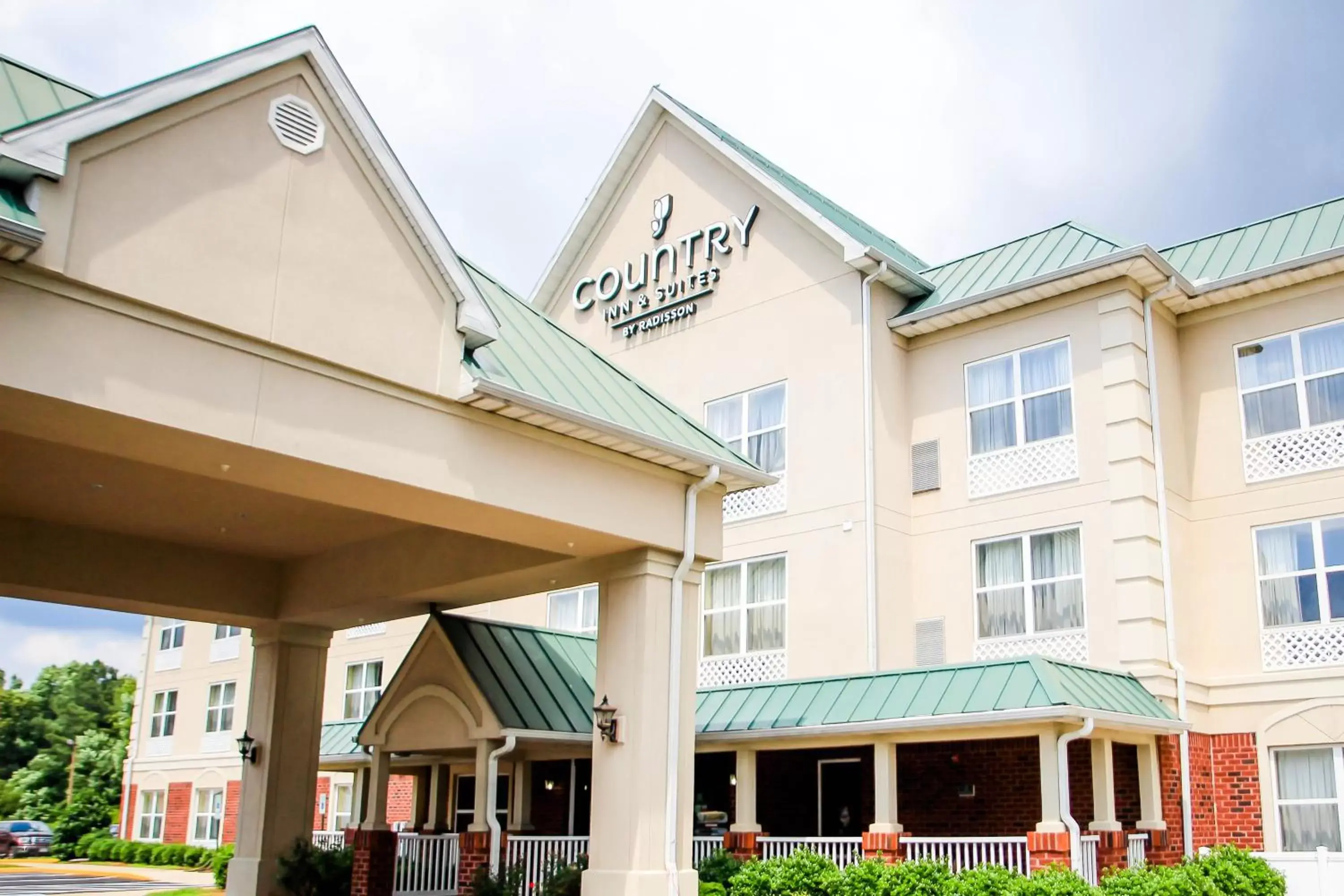 Property Building in Country Inn & Suites by Radisson, Chester, VA