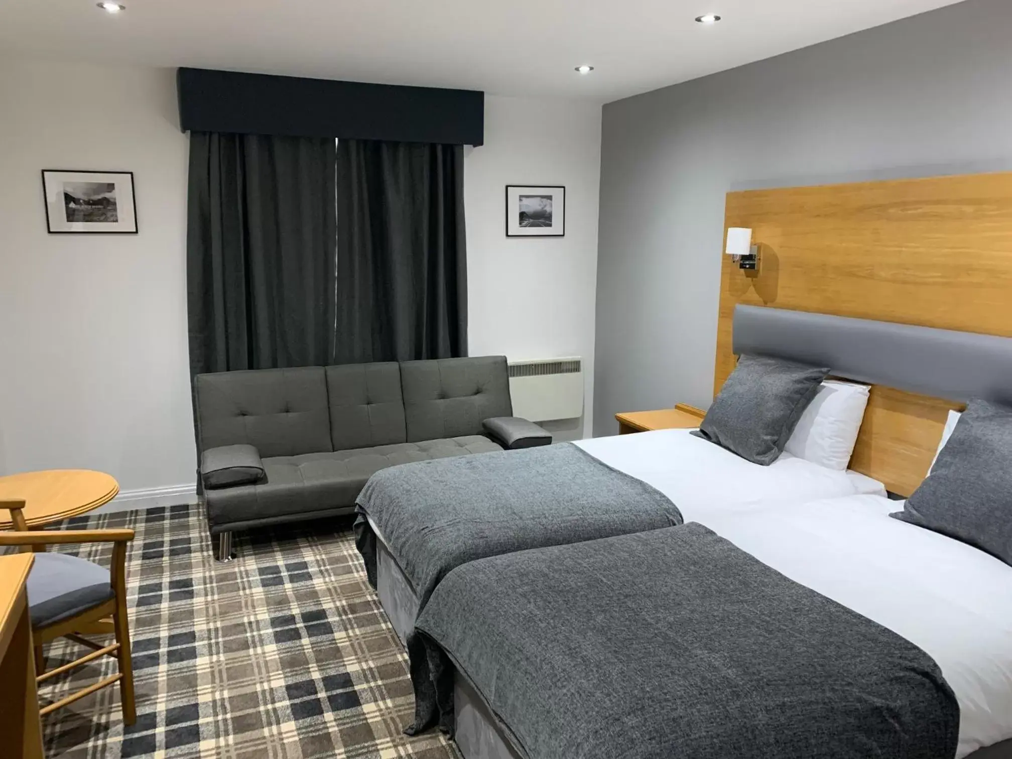 Bed in Crowwood Hotel and Alba Restaurant