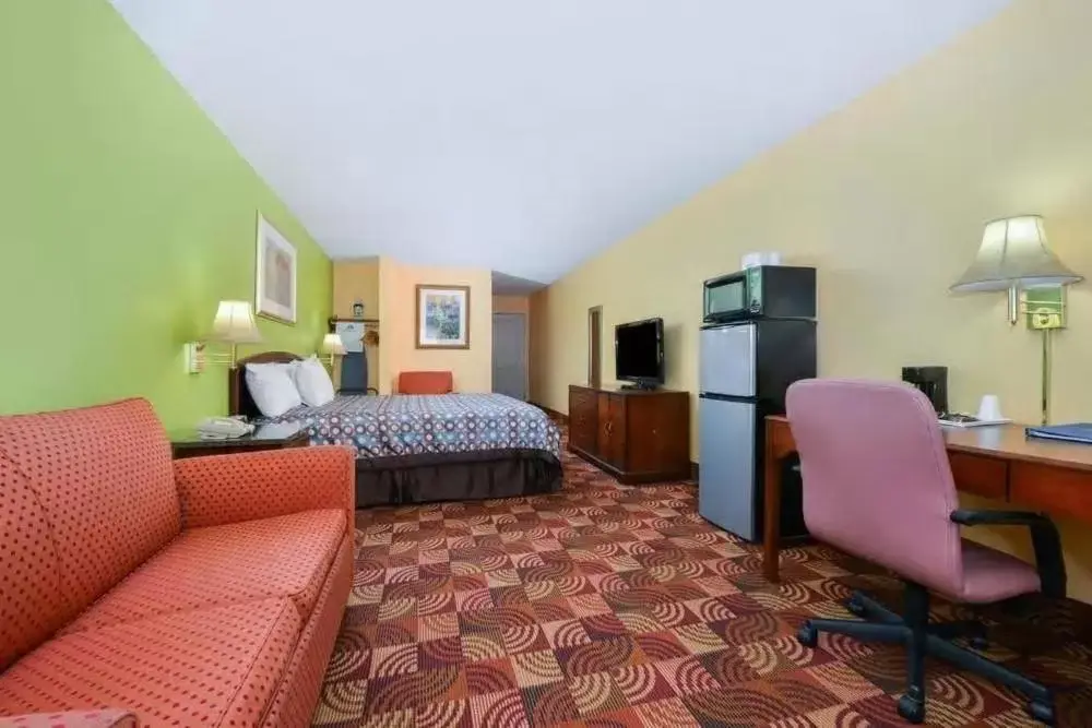 Bed, Seating Area in Super 8 by Wyndham Lake of the Ozarks