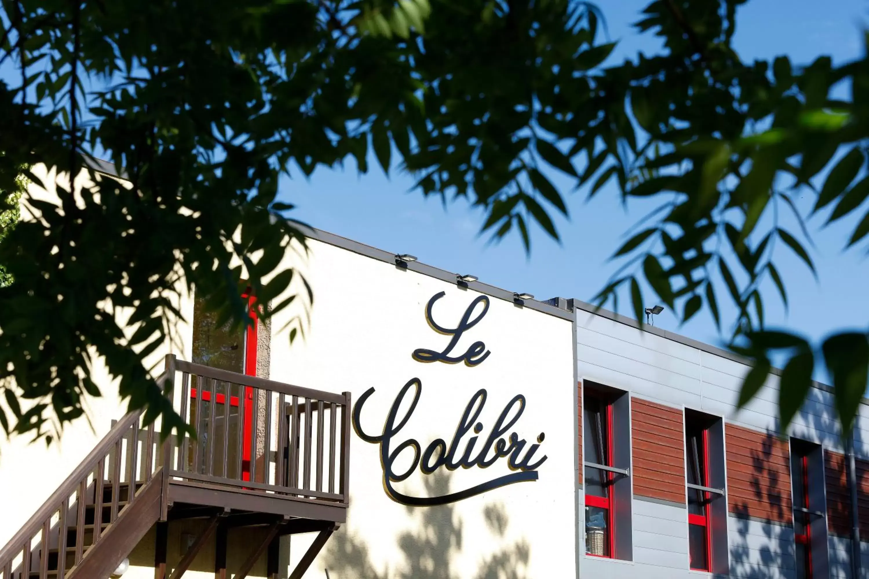 Property building in Hôtel Restaurant Le Colibri