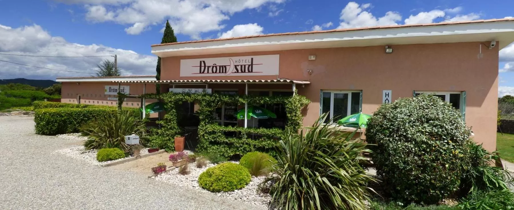 Facade/entrance in Logis Drom'sud Hotel