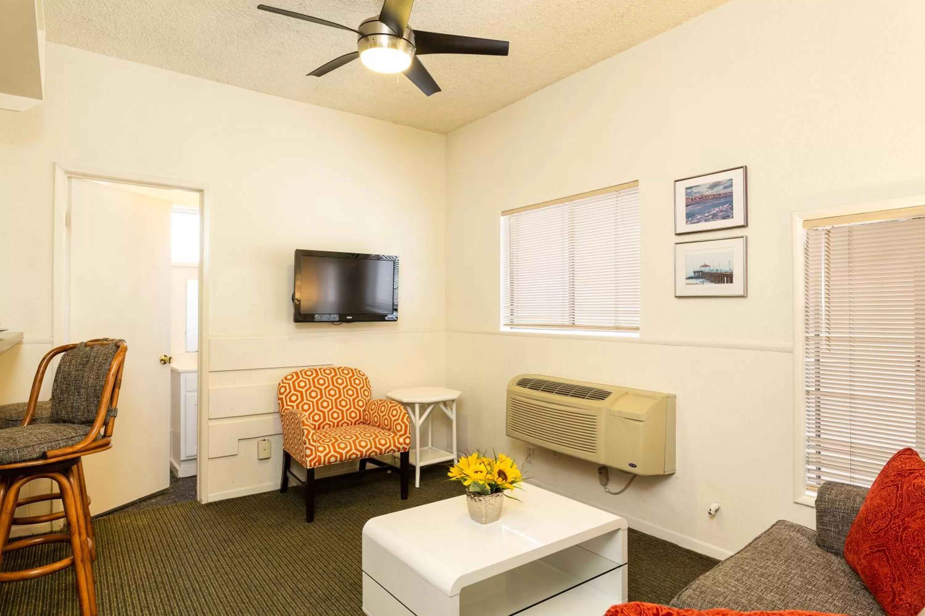 TV and multimedia in The Sea View Inn At The Beach